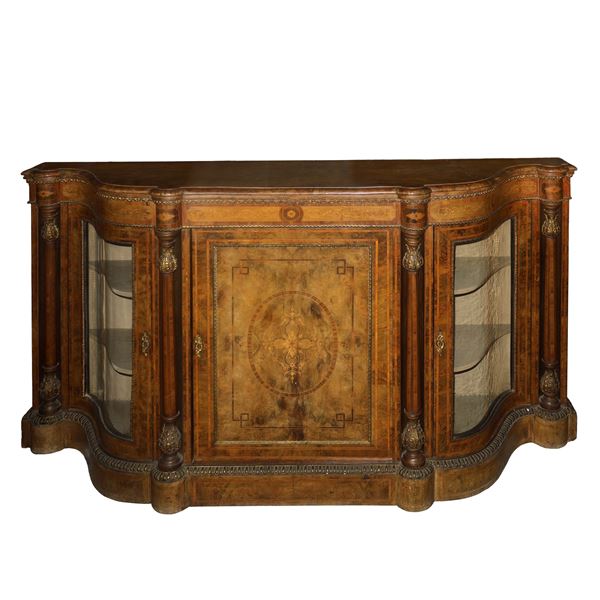 Low Victorian sideboard with central door, curved glass doors on the sides in walnut burl