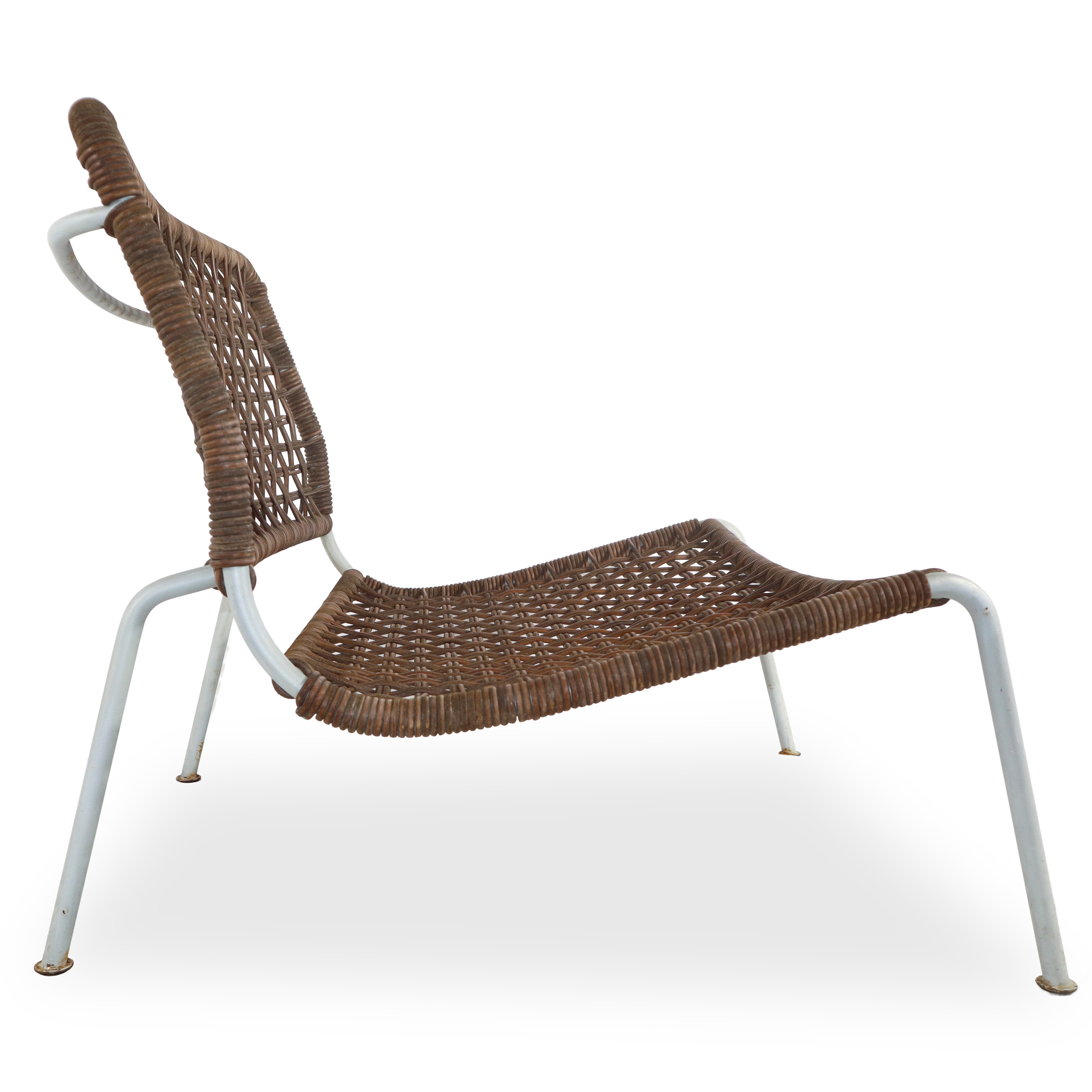 Coppia di poltrone modello Frog con struttura in metallo e seduta in cuoio intrecciato