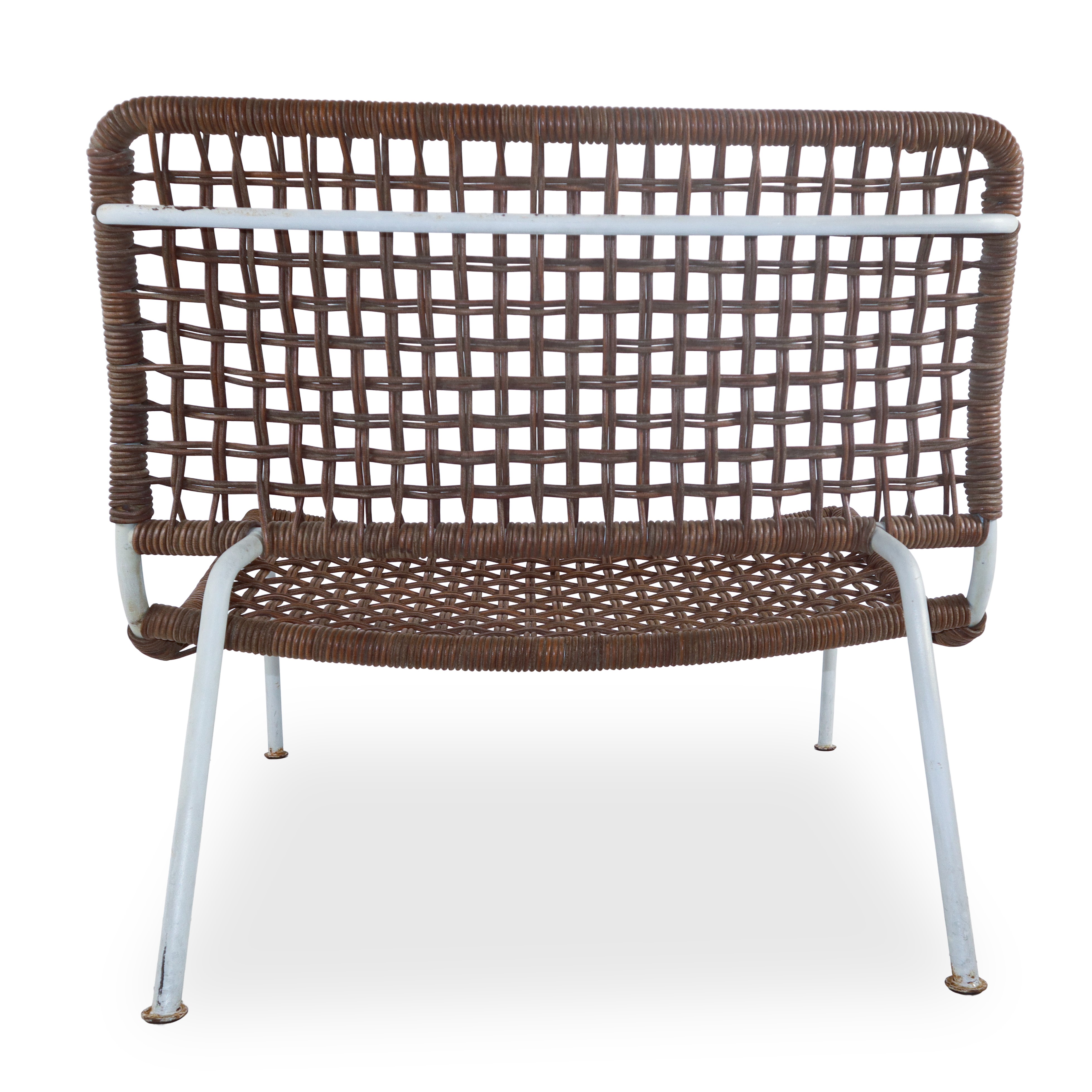 Coppia di poltrone modello Frog con struttura in metallo e seduta in cuoio intrecciato