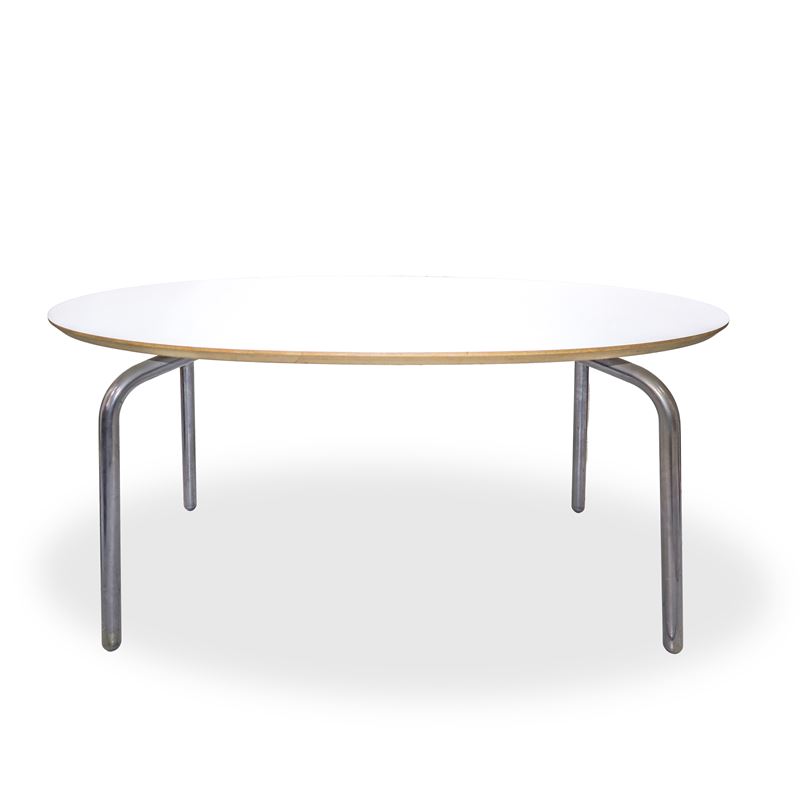 Tavolo ovale con piano in legno bianco e piedi in metallo