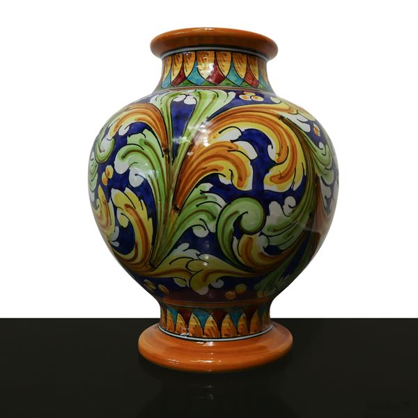 Vaso in maiolica di Caltagirone policroma e decorata a foglie