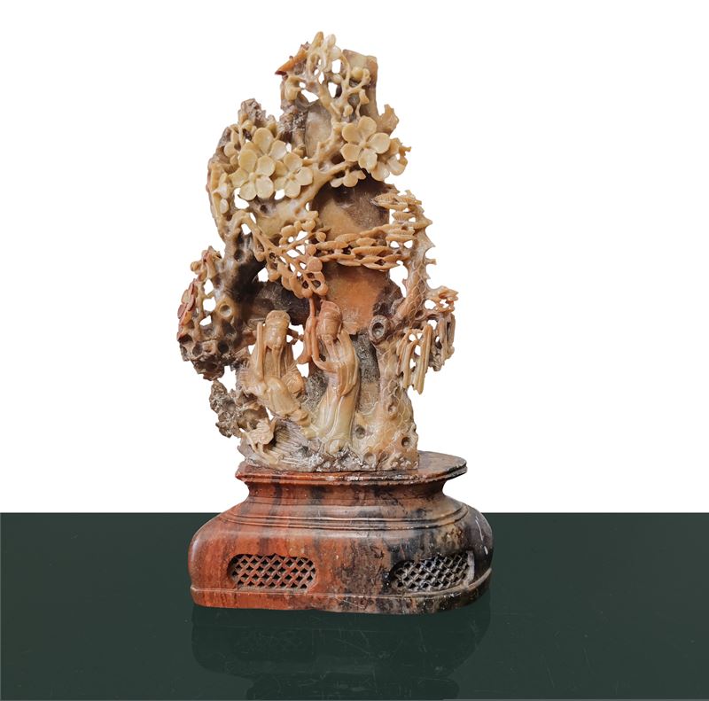 Scultura Cinese in Pietra Saponaria con Vecchi Saggi e Fiori