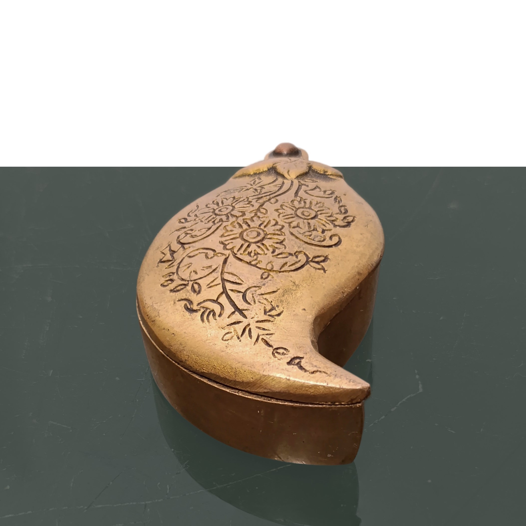 Contenitore indiano e sonaglio