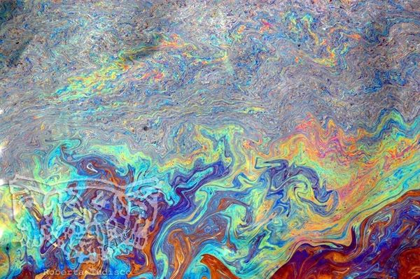Collezione "PETROLIO"2008, digitale, 30x46, stampa digitale Fine Art su carta fotografica mat , Sicilia: riflessi su acqua con petrolio nel porto di Ognina, Catania