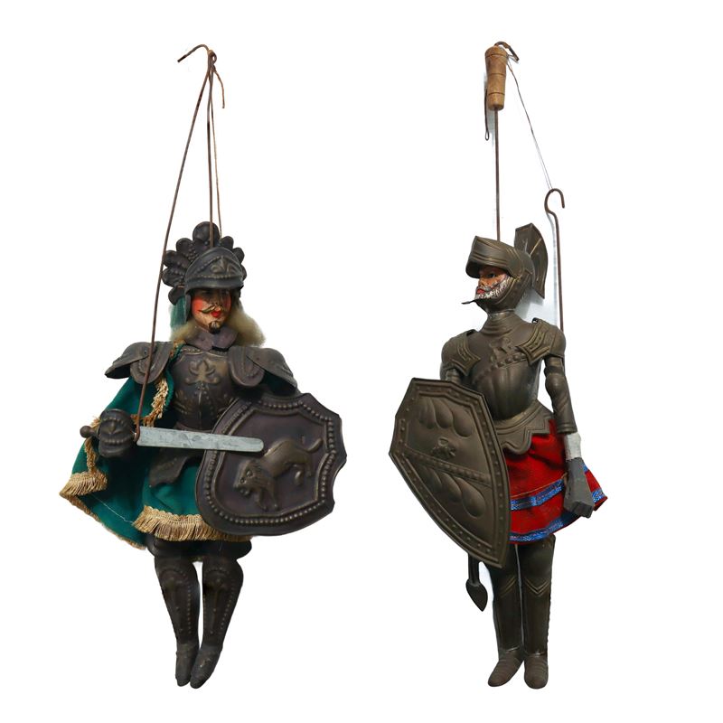 N°2 Pupi siciliani paladini con armatura in lamierino stampato e abiti in tessuto