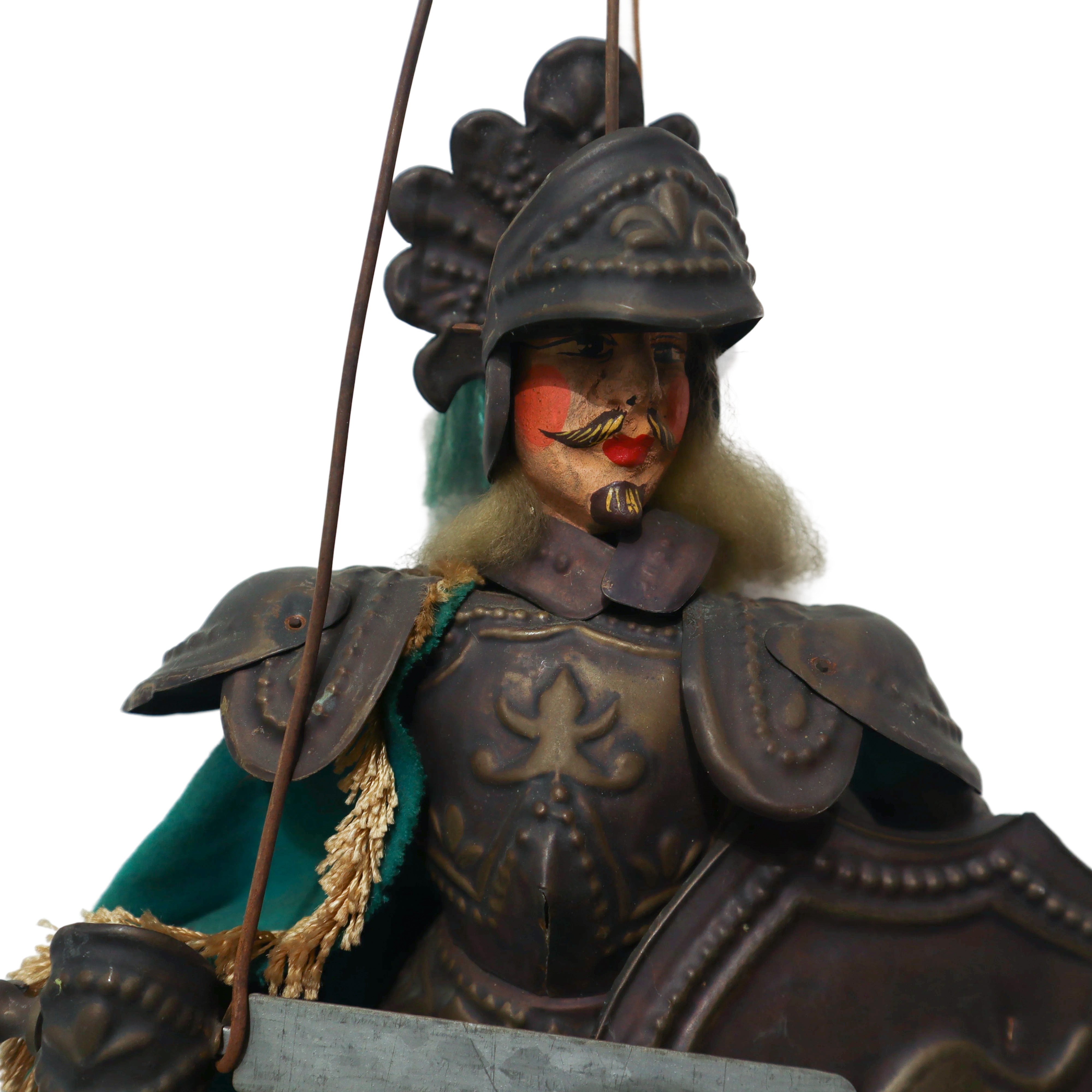 N°2 Pupi siciliani paladini con armatura in lamierino stampato e abiti in tessuto