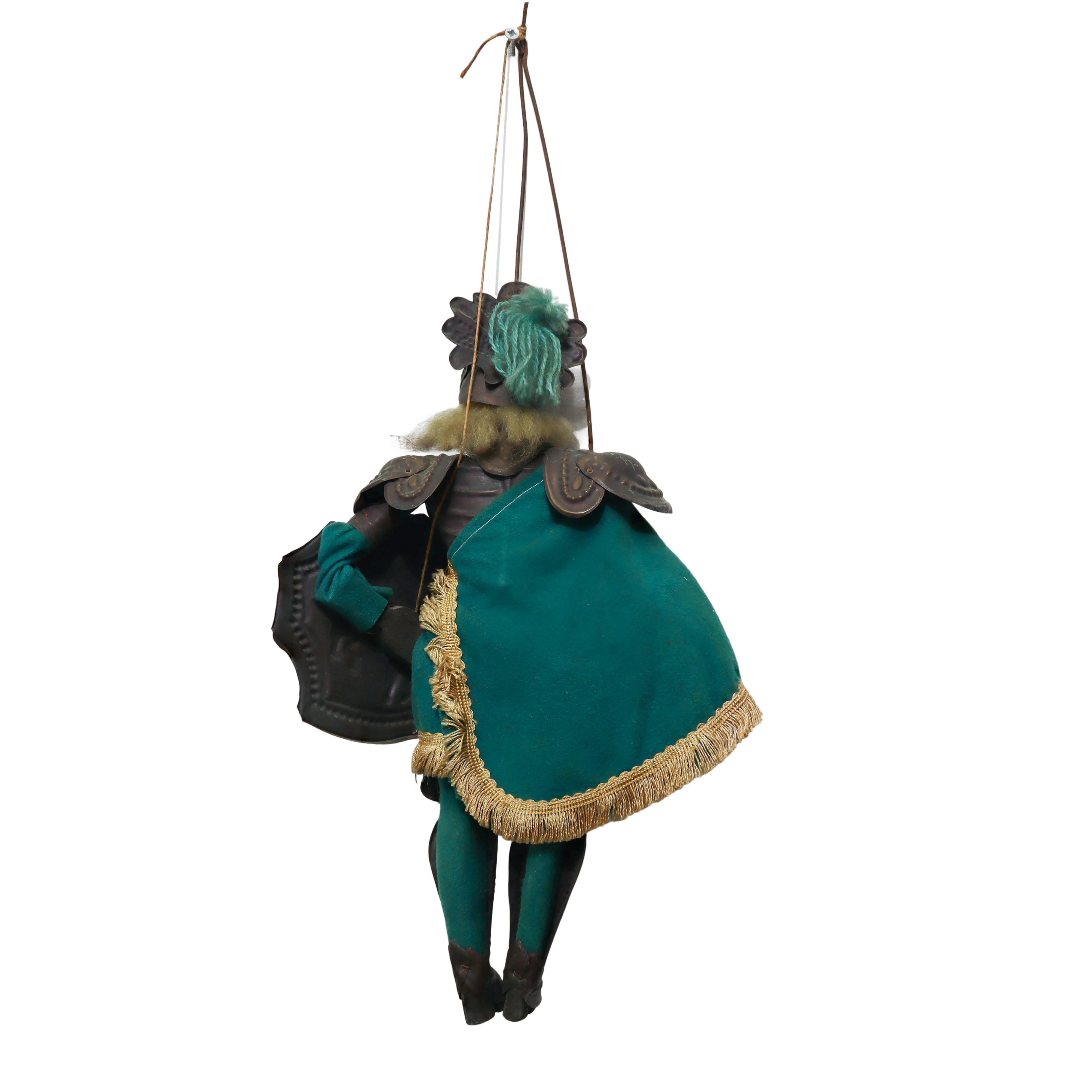 N°2 Pupi siciliani paladini con armatura in lamierino stampato e abiti in tessuto