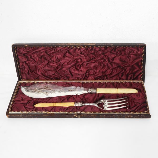 Coltello e forchetta da pesce con lama in argento