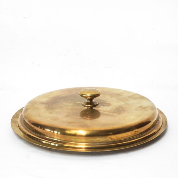 Portatorte in ottone dorato con coperchio con decoro floreale  sul piatto