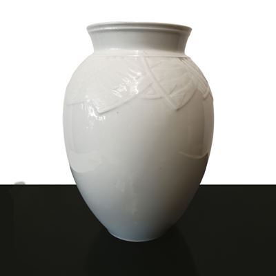 Vaso in Porcellana Bianca con Decoro in Rilievo Sotto il Collo