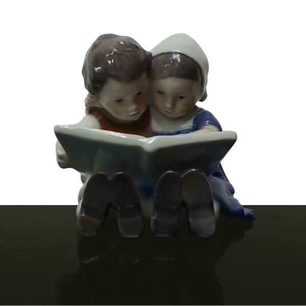 Royal Copenhagen Denmark - Bimbi che leggono  (figurina n°402)
