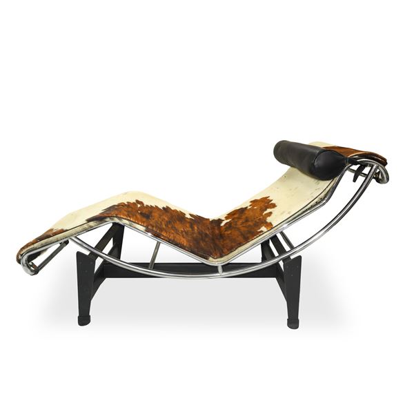 Le Corbusier per Cassina - Chaise-longue LC4 con culla in acciaio cromato lucido piedistallo nero e piano in cavallino