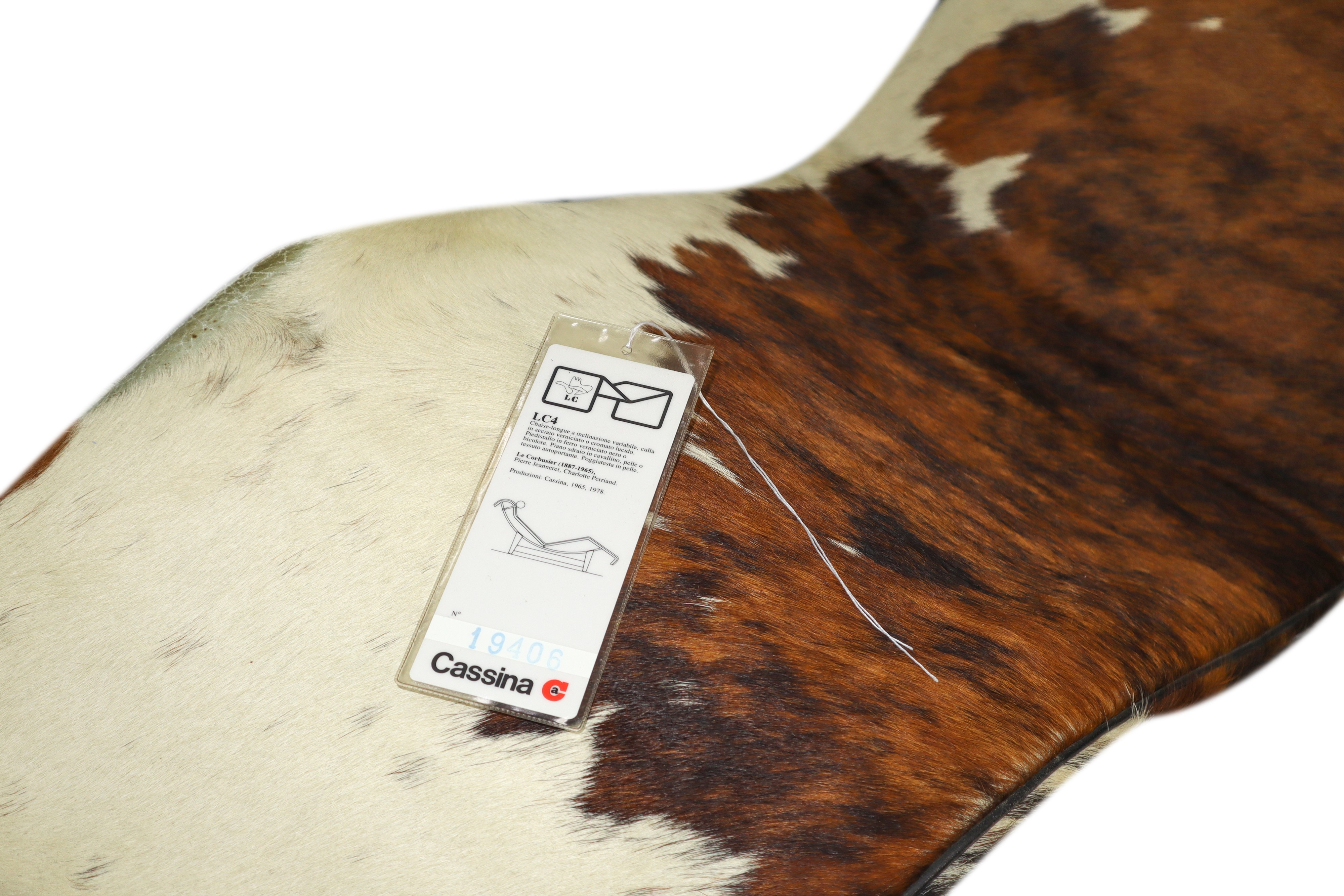 Chaise-longue LC4 con culla in acciaio cromato lucido piedistallo nero e piano in cavallino