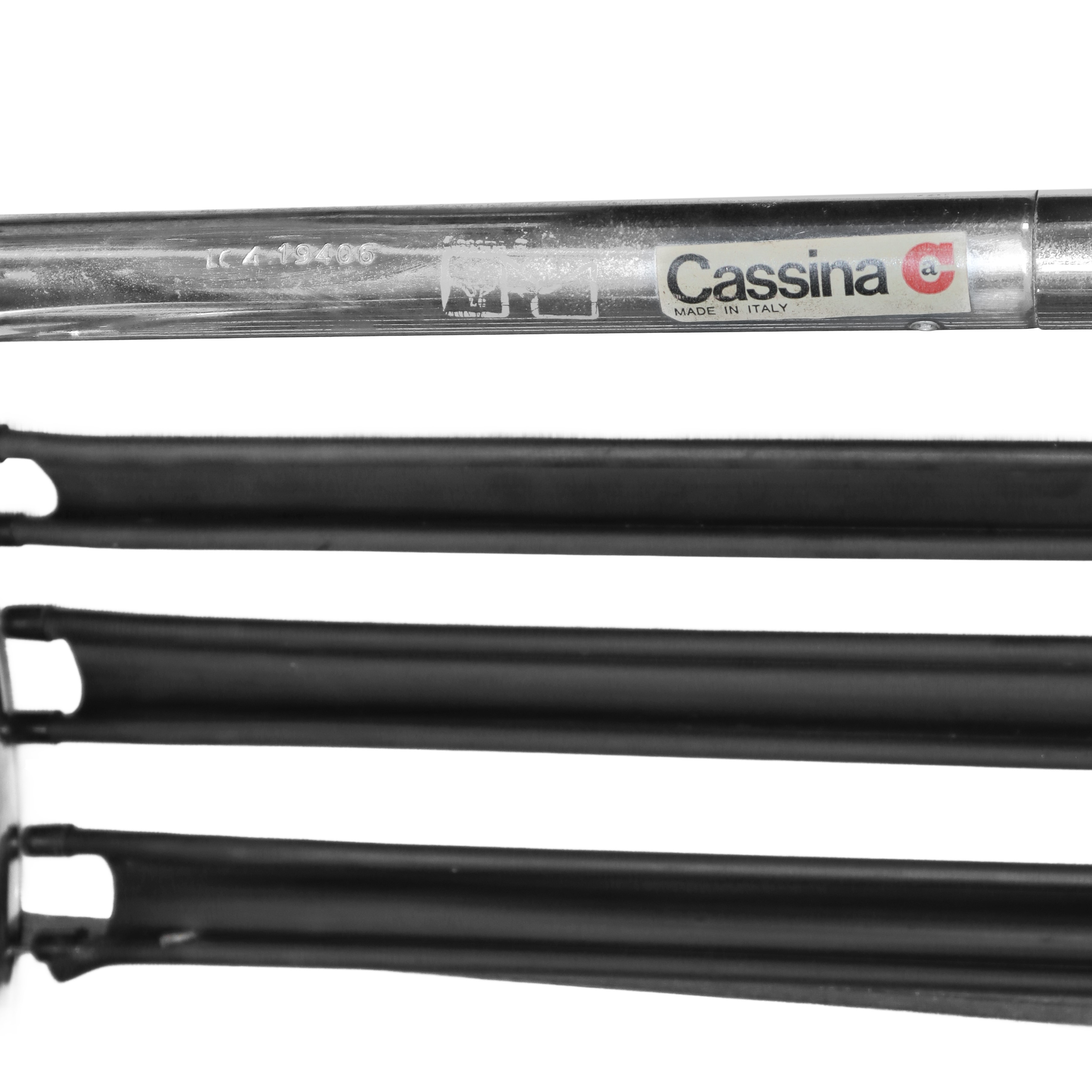 Chaise-longue LC4 con culla in acciaio cromato lucido piedistallo nero e piano in cavallino