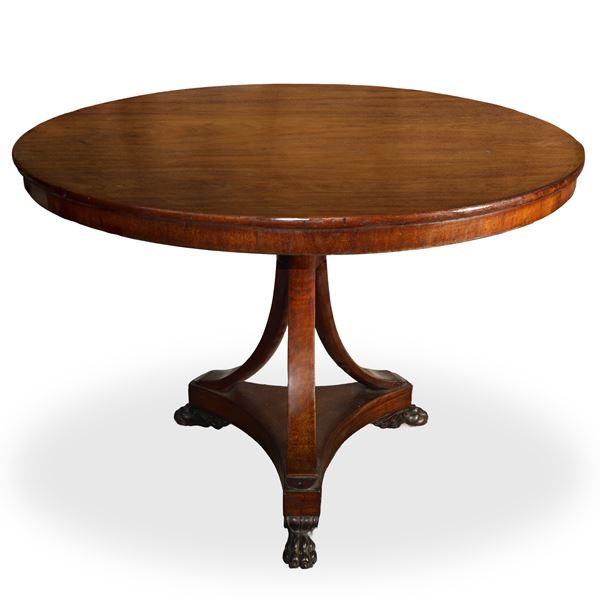 Tavolo reclinabile con piede a tre razze