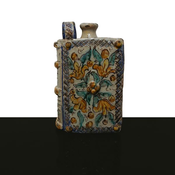 Fiasca a libro in maiolica di Caltagirone invetriata e dipinta policroma con decori floreali e dettagli a rilievo