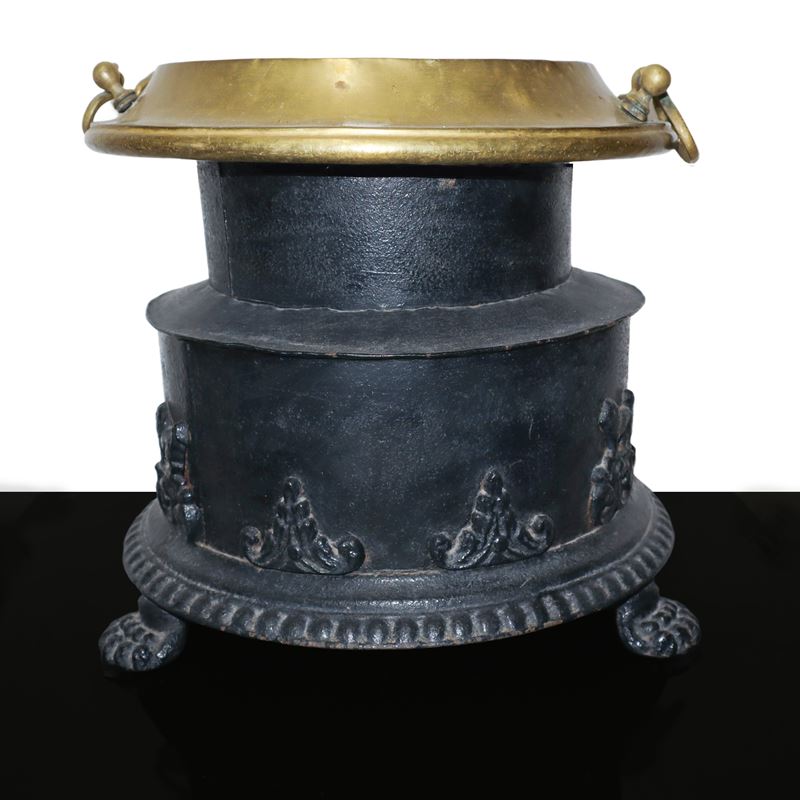 Braciere in Ferro Battuto con Parte Superiore in Ottone Dorato con Decori a Rilievo e Piedi Leoni...
