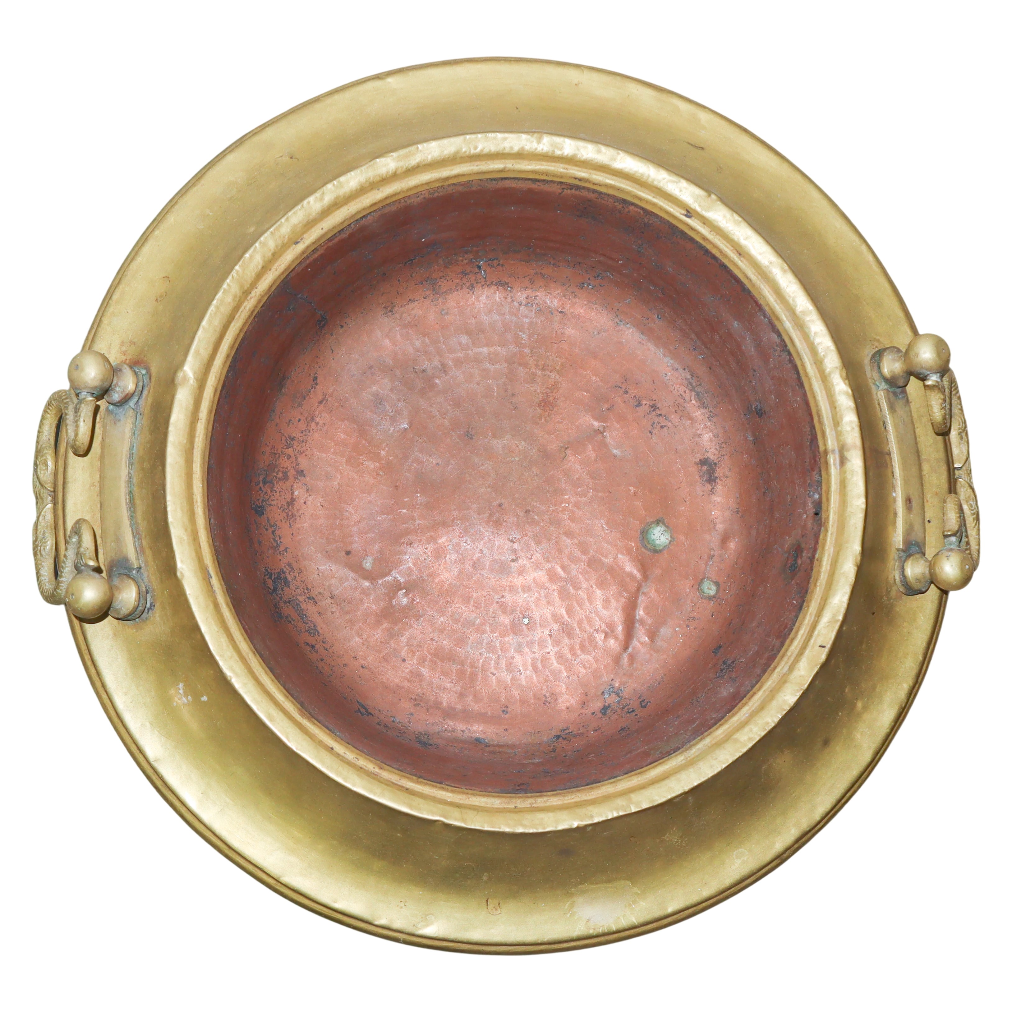 Braciere in Ferro Battuto con Parte Superiore in Ottone Dorato con Decori a Rilievo e Piedi Leoni...