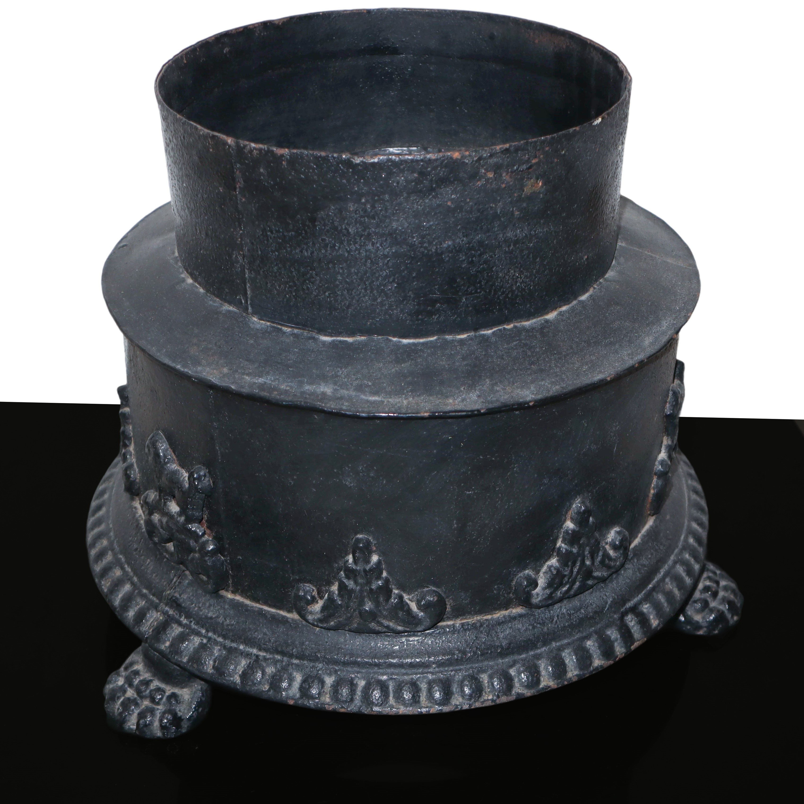 Braciere in Ferro Battuto con Parte Superiore in Ottone Dorato con Decori a Rilievo e Piedi Leoni...