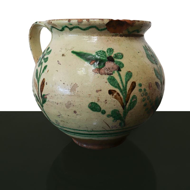 Vaso con manico con decori floreali