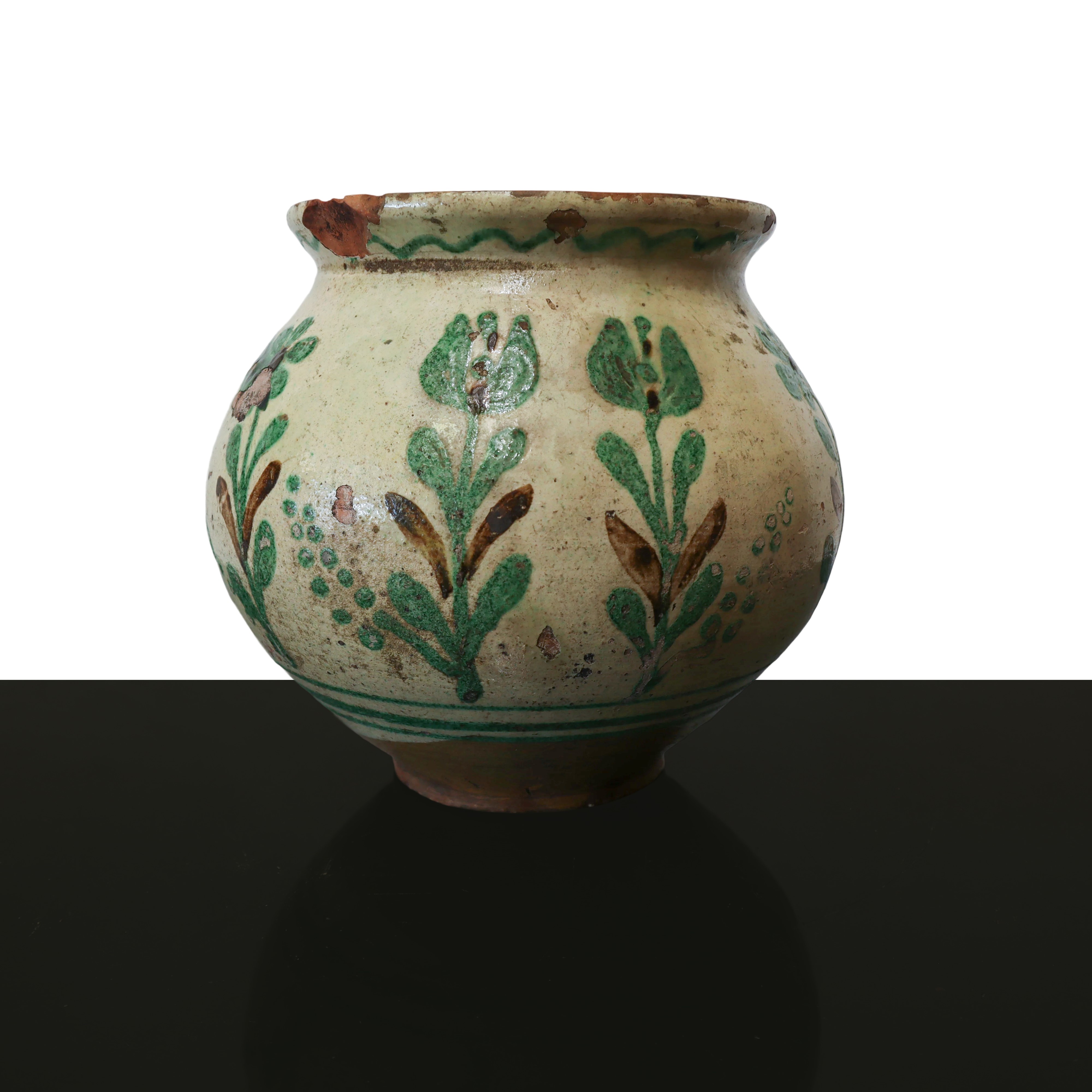 Vaso con manico con decori floreali