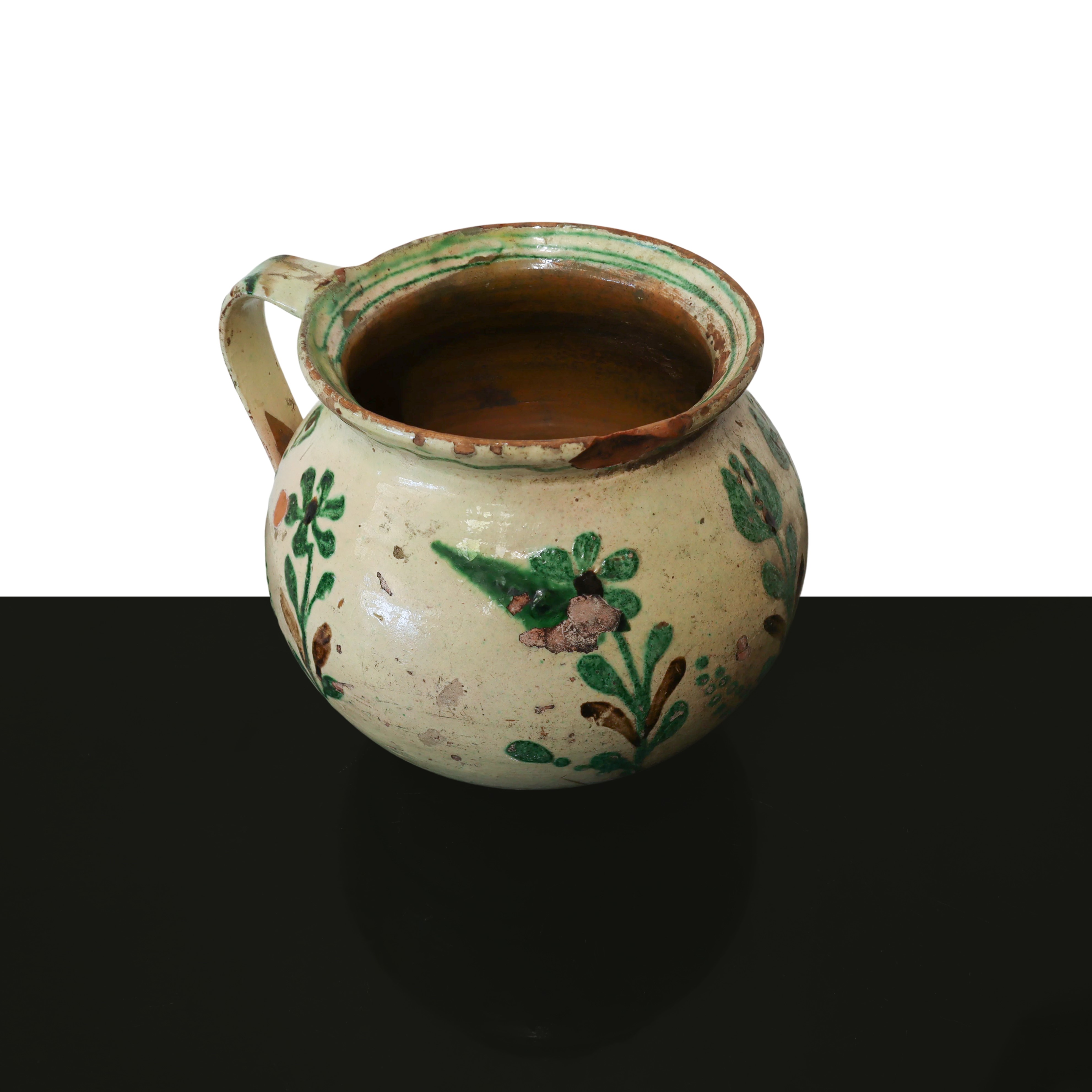Vaso con manico con decori floreali