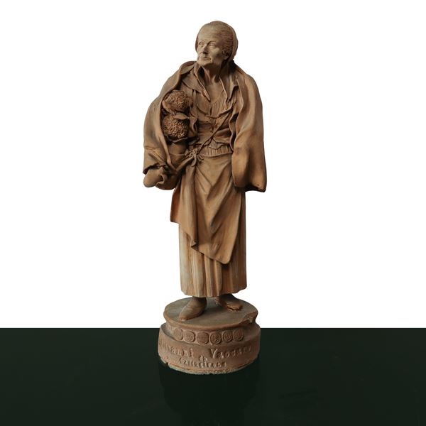Bongiovanni Vaccaro - Anziana con verdura, scultura in terracotta monocroma