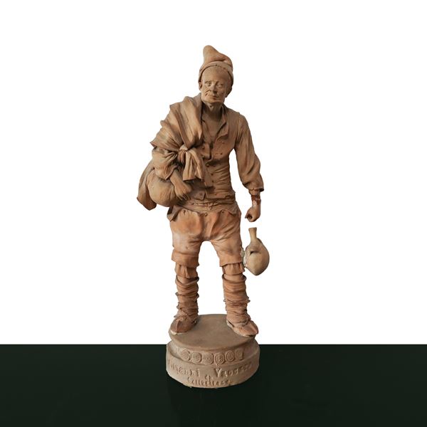 Bongiovanni Vaccaro - Contadino con fiasca, scultura in terracotta monocroma