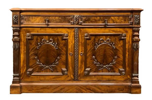 Cupboard - Servant in mahogany wood with carvings and cornices applied on the forehead. Two doors, two top drawers and onion feet. XIX / XX century. 105x145x55 400 Cm