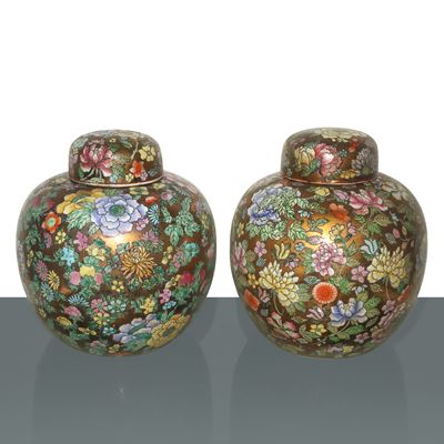 Coppia di Poutiche Cinesi con Decori Floreali in Smalti Policromi a Rilievo