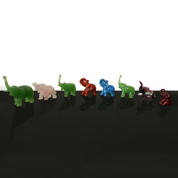 Gruppo di 8 piccoli elefantini