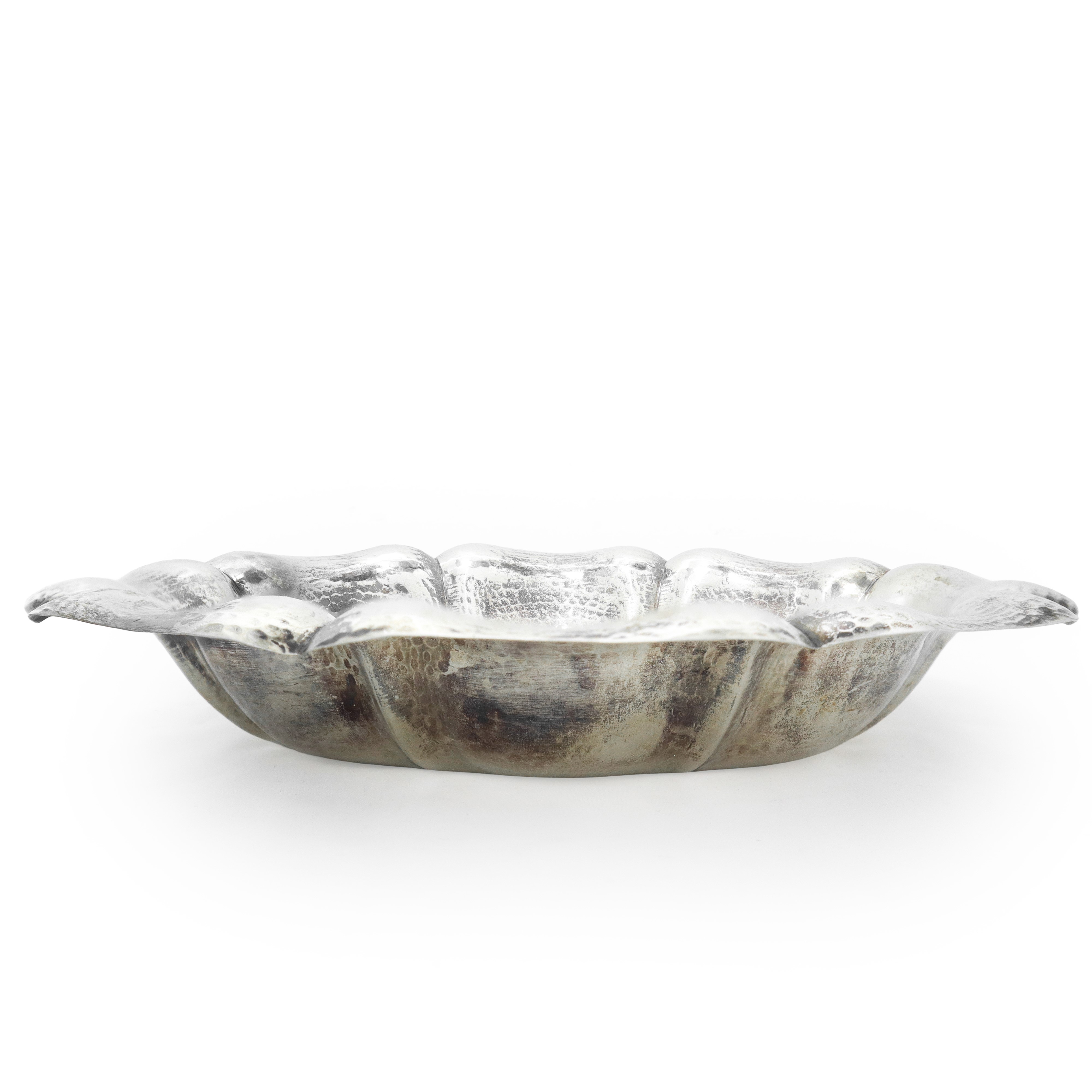 Vassoio portadolci ovale in argento 800 con bordo bulinato e lobato