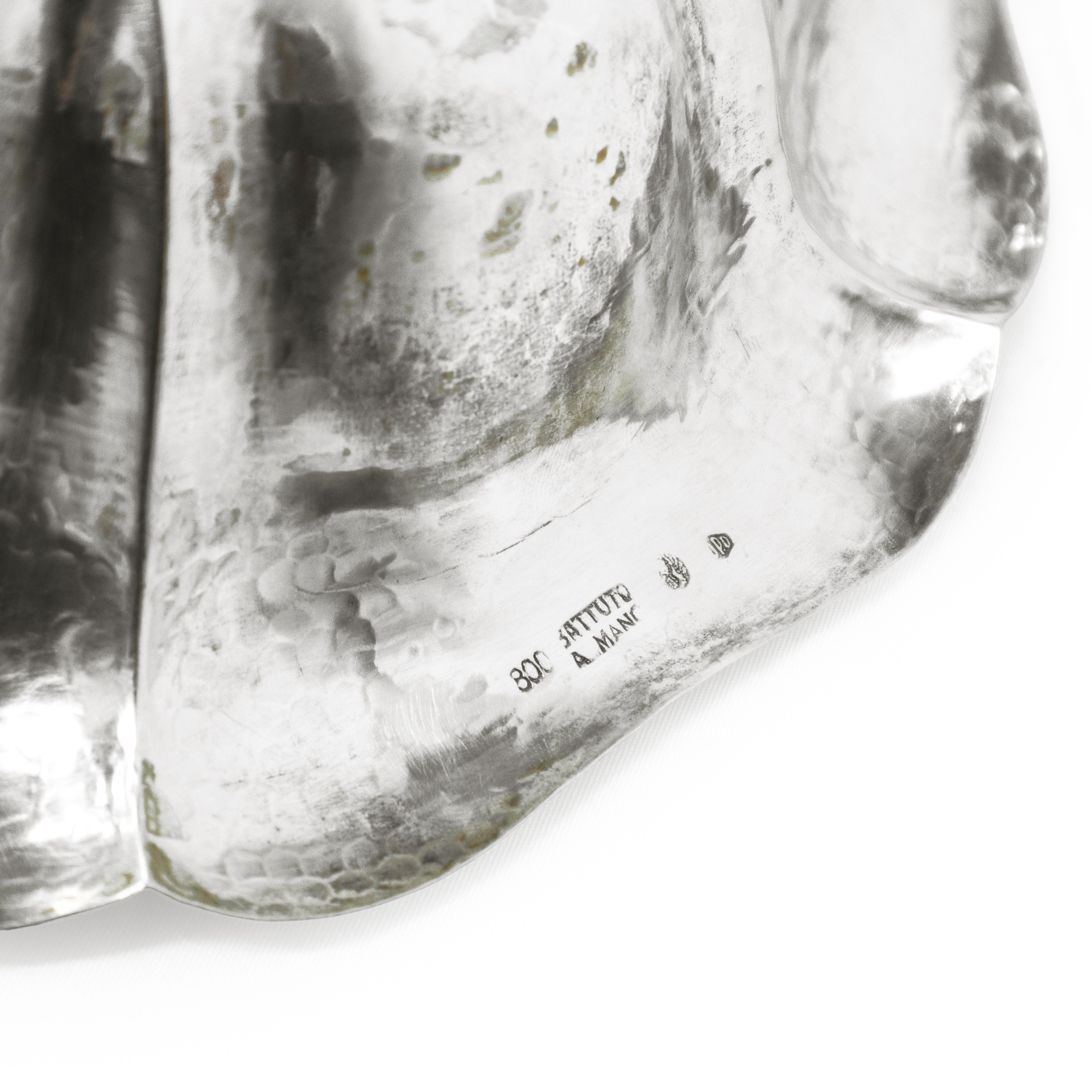 Vassoio portadolci ovale in argento 800 con bordo bulinato e lobato