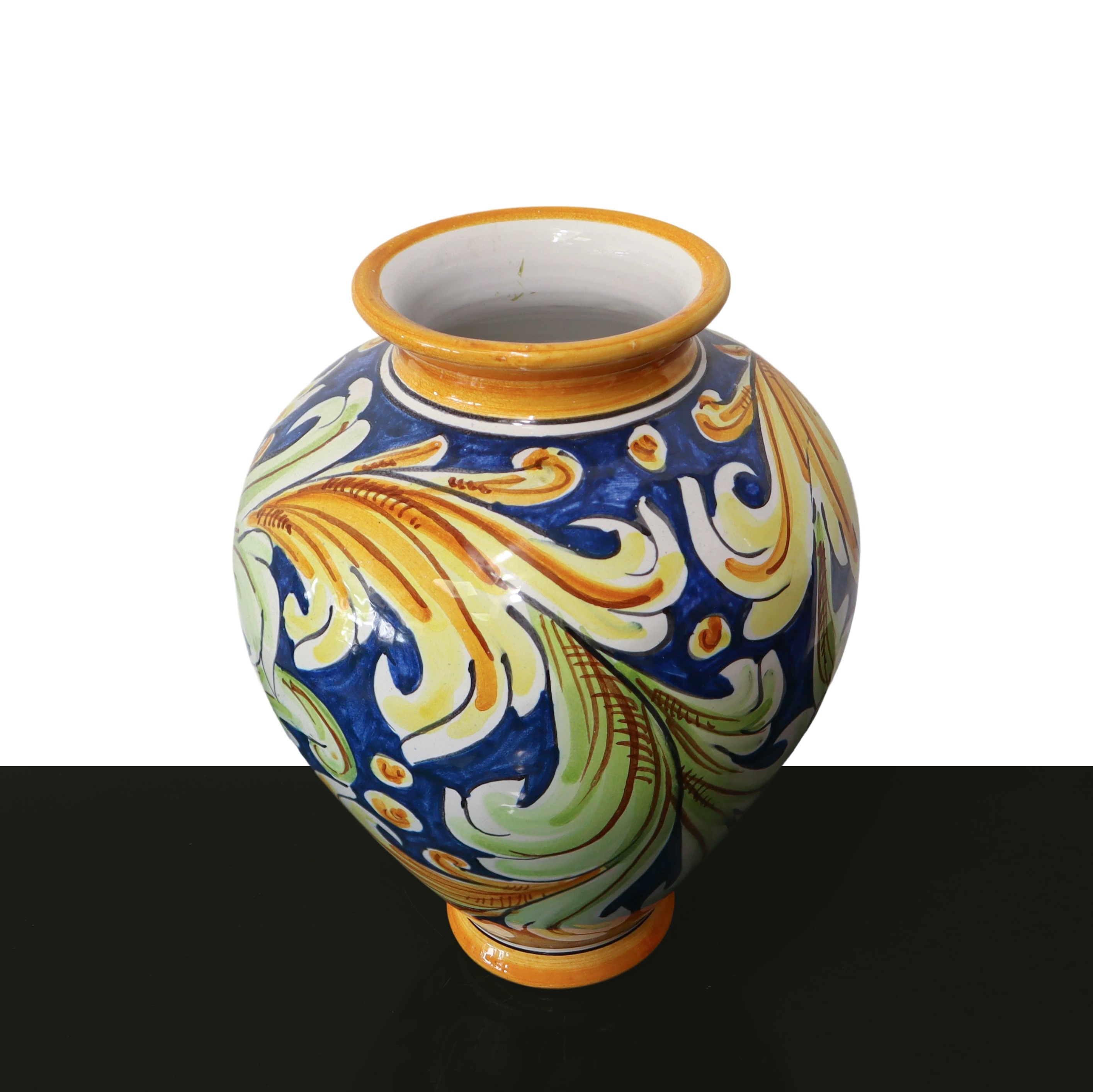 Vaso in ceramica invetriata e dipinta policroma a motivi di foglie