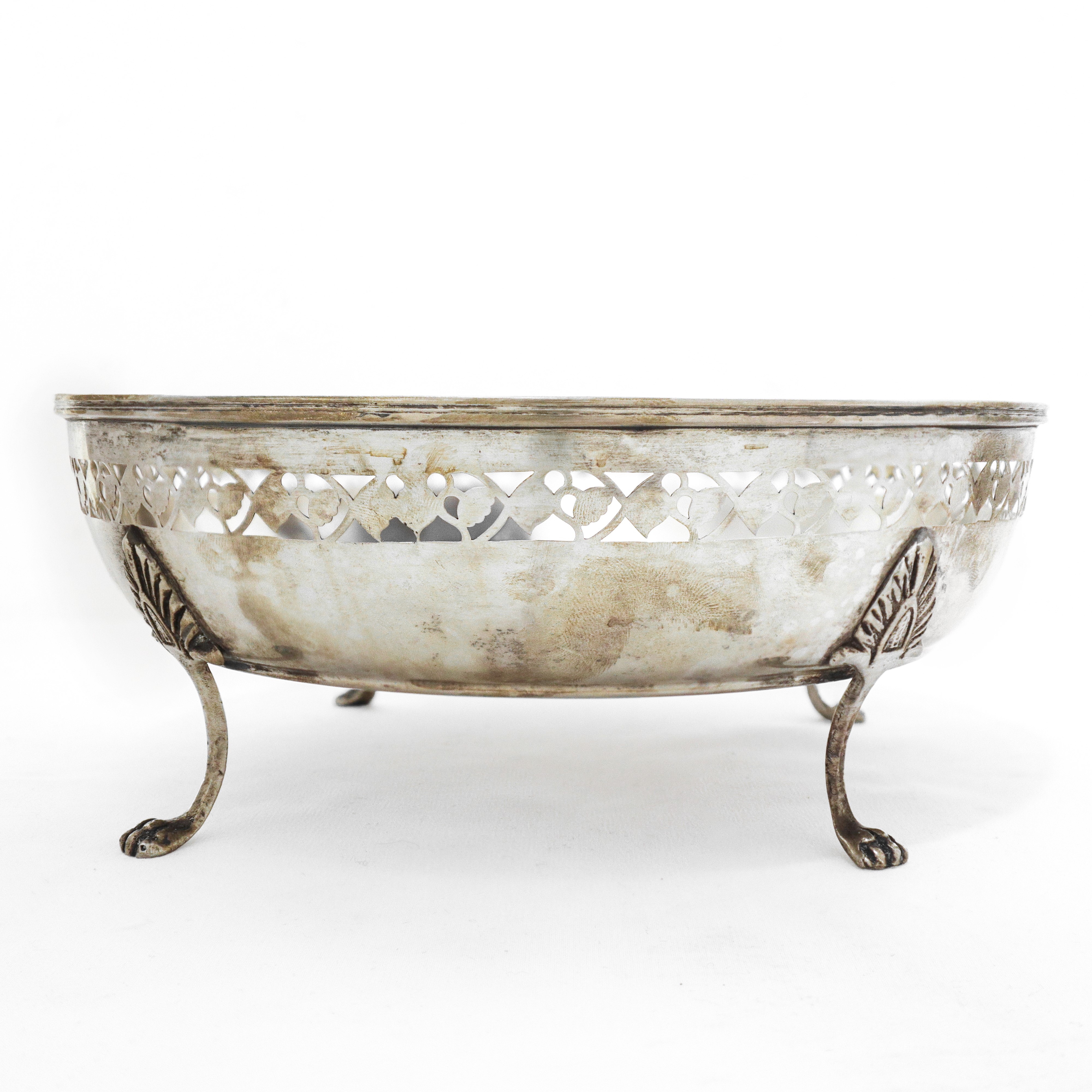 Coppia di alzate in argento 800 stile impero con piedi zoomorfi