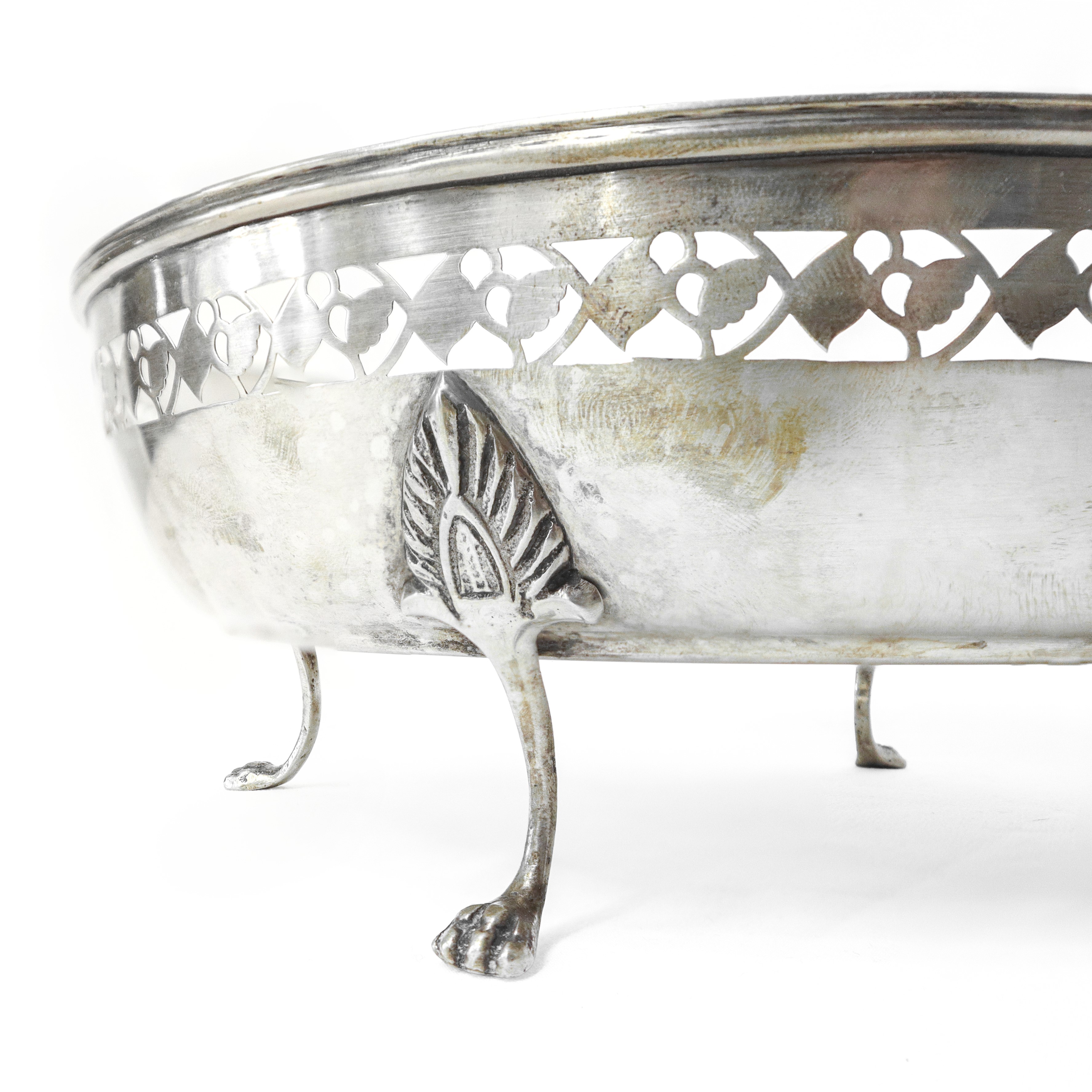 Coppia di alzate in argento 800 stile impero con piedi zoomorfi