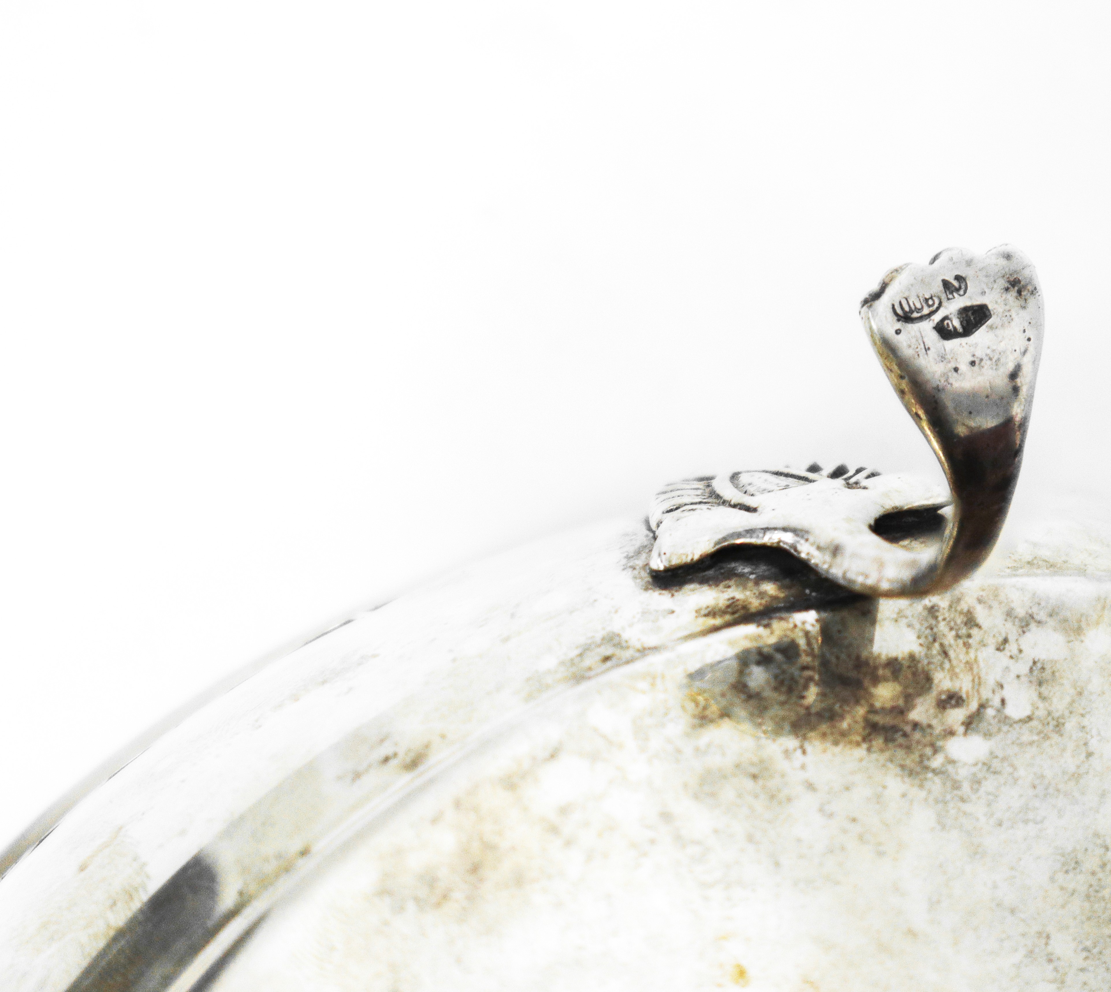 Coppia di alzate in argento 800 stile impero con piedi zoomorfi