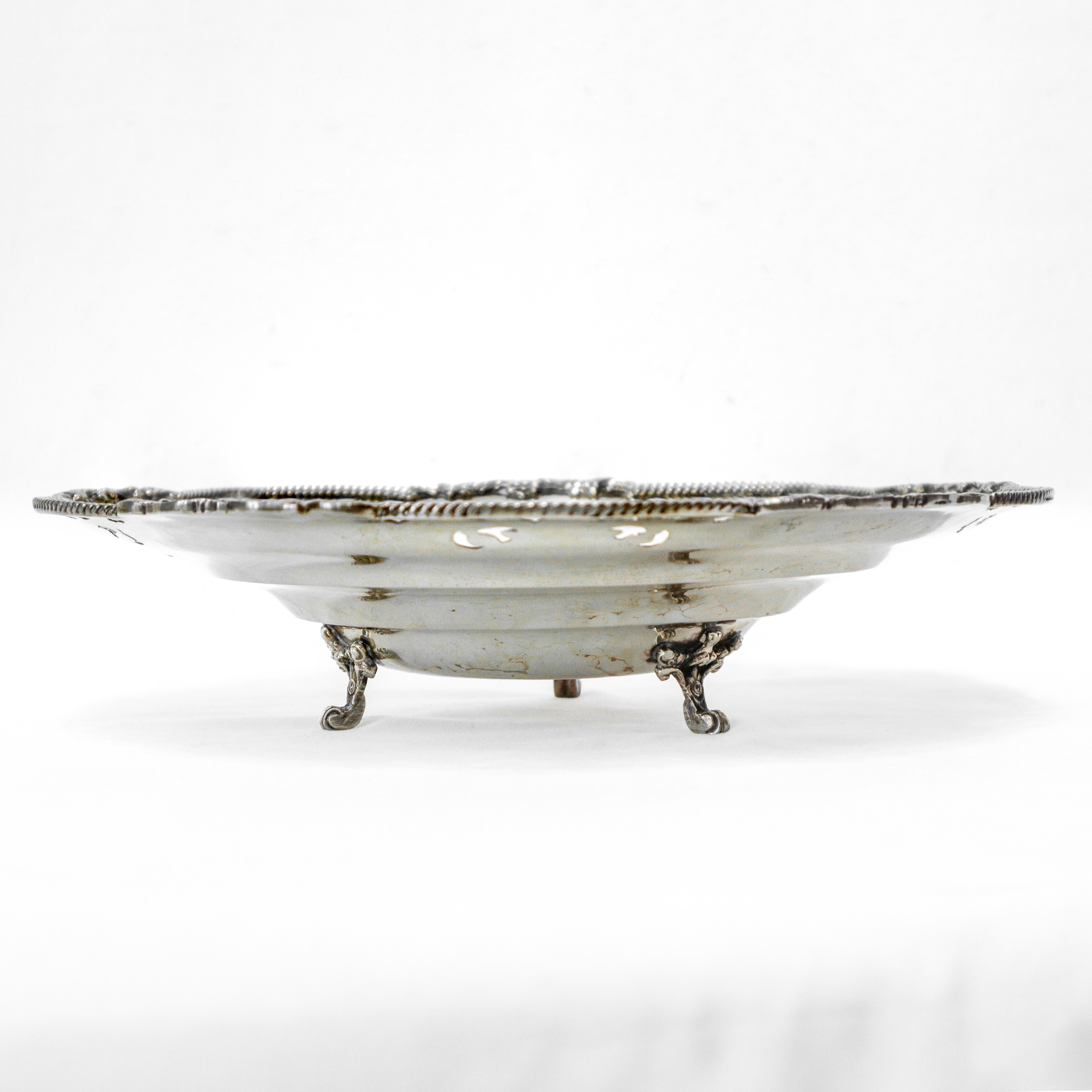 Coppia di alzate in argento 800 stile impero con piedi zoomorfi