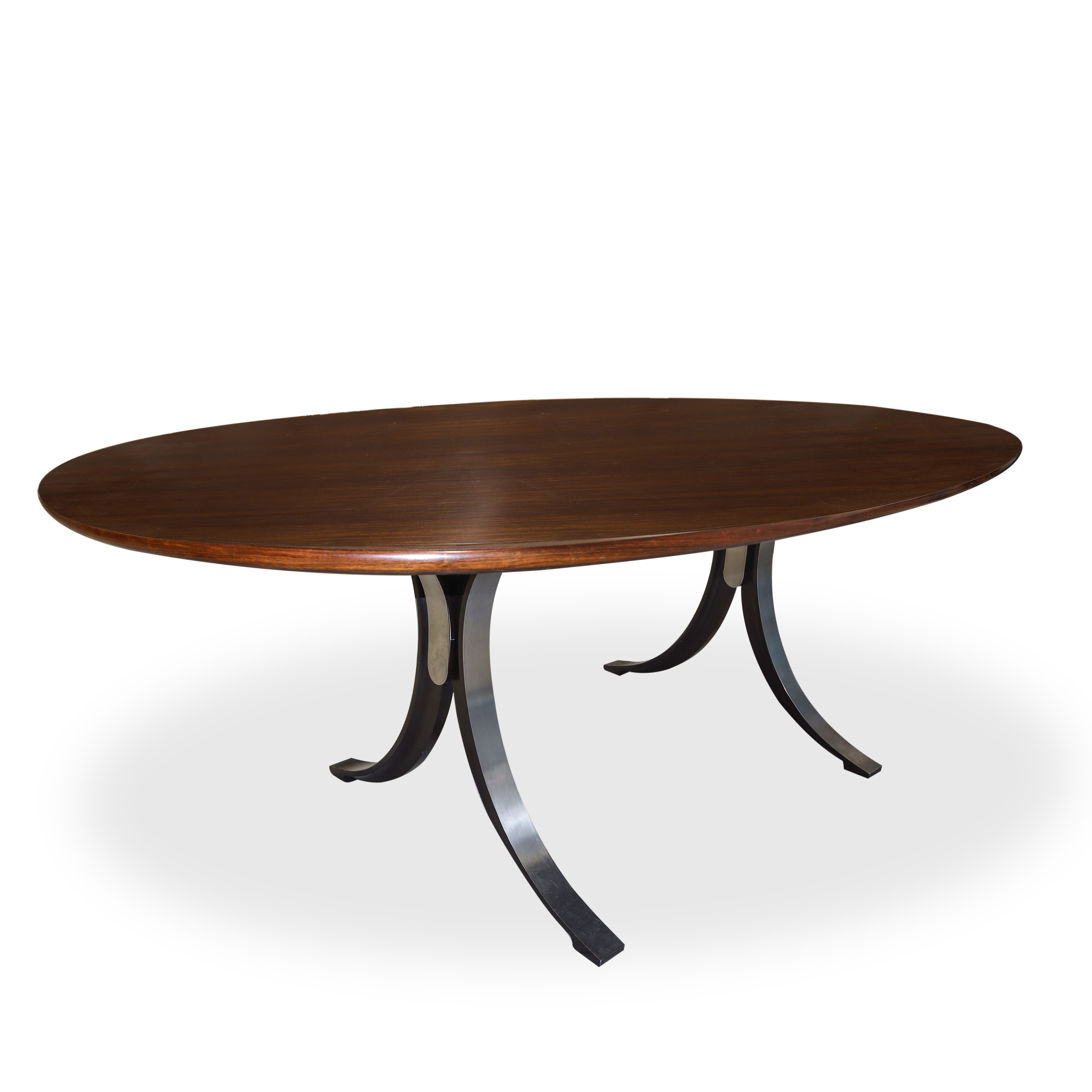 Tavolo ovale con piedi a sciabola