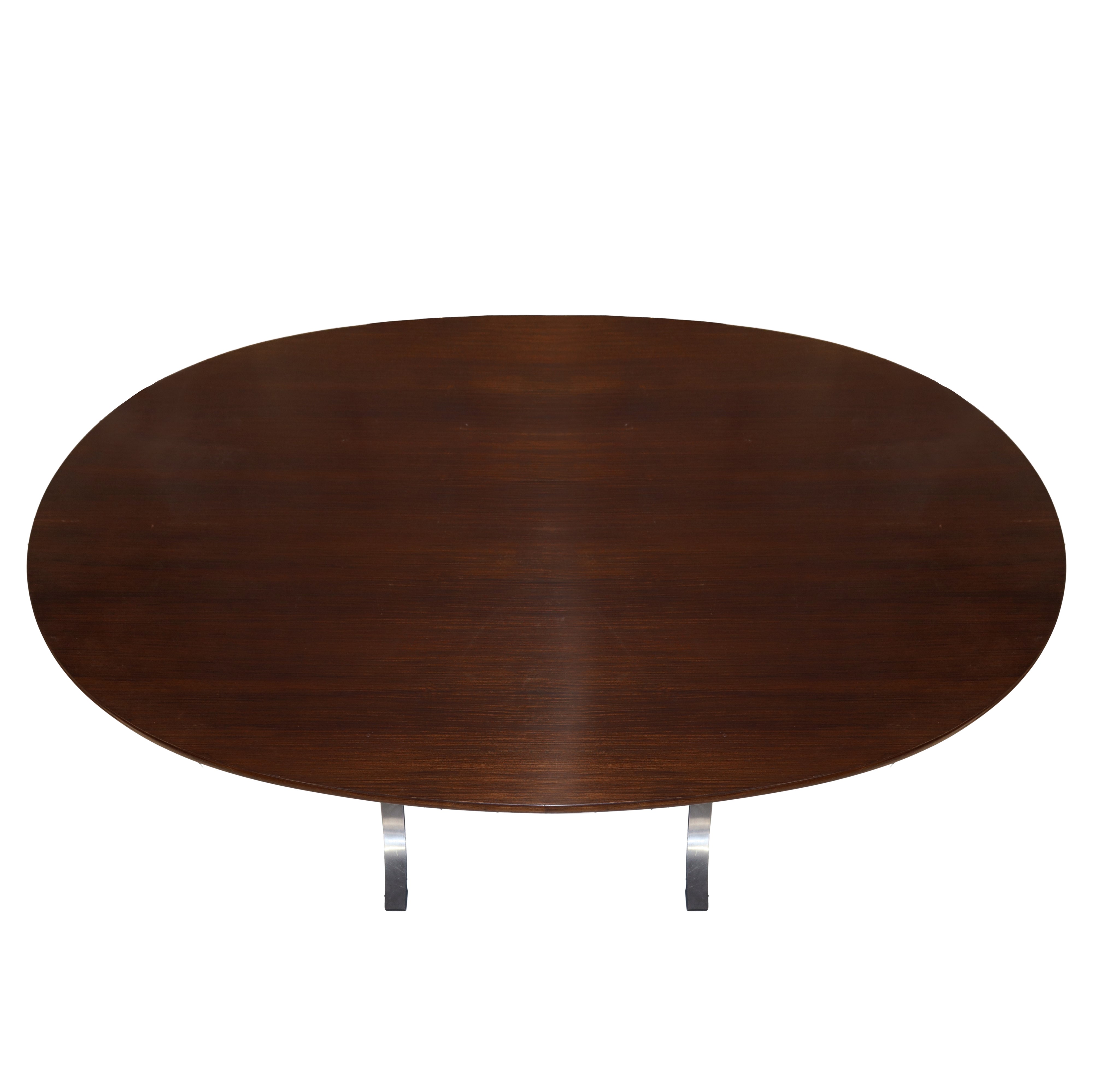 Tavolo ovale con piedi a sciabola