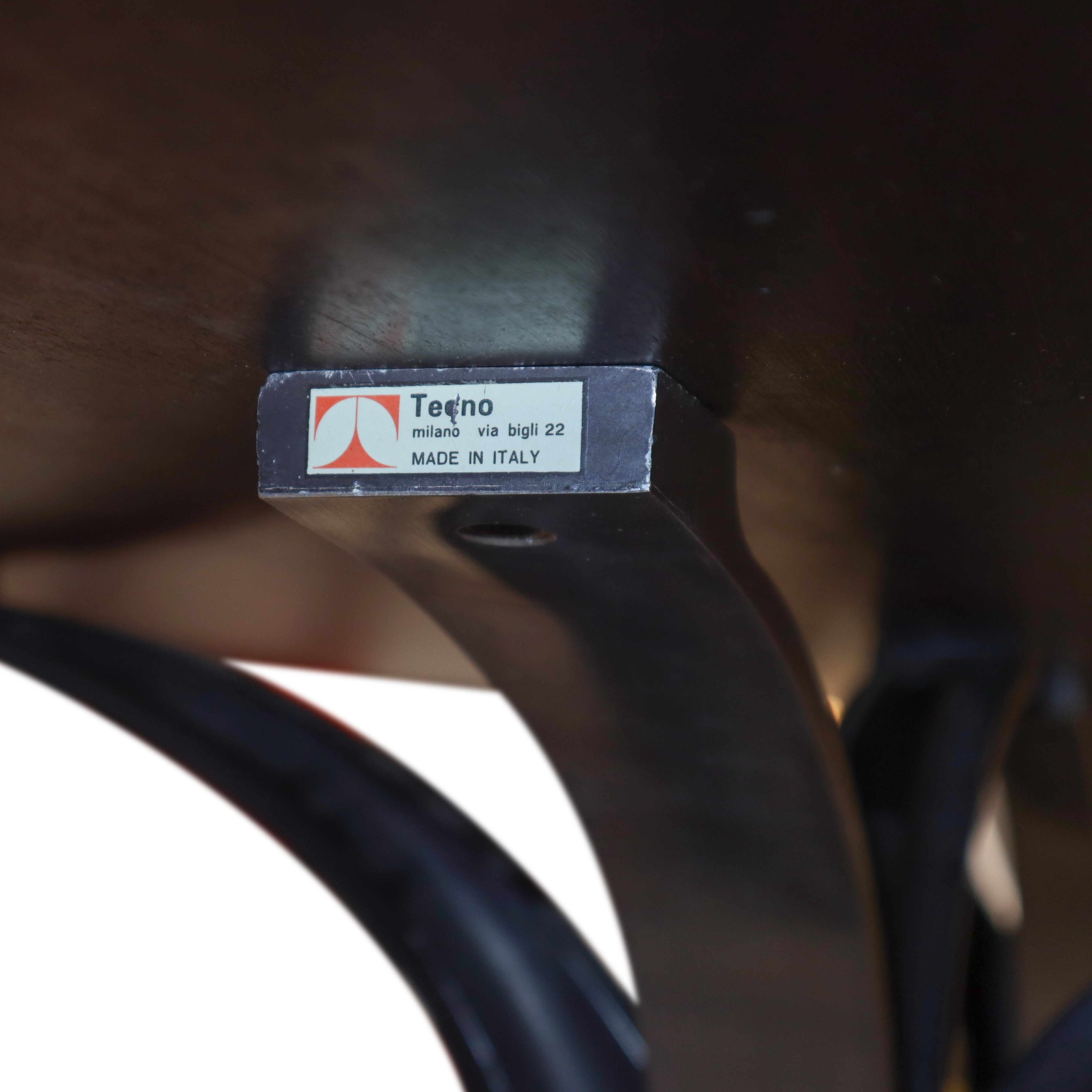 Tavolo ovale con piedi a sciabola