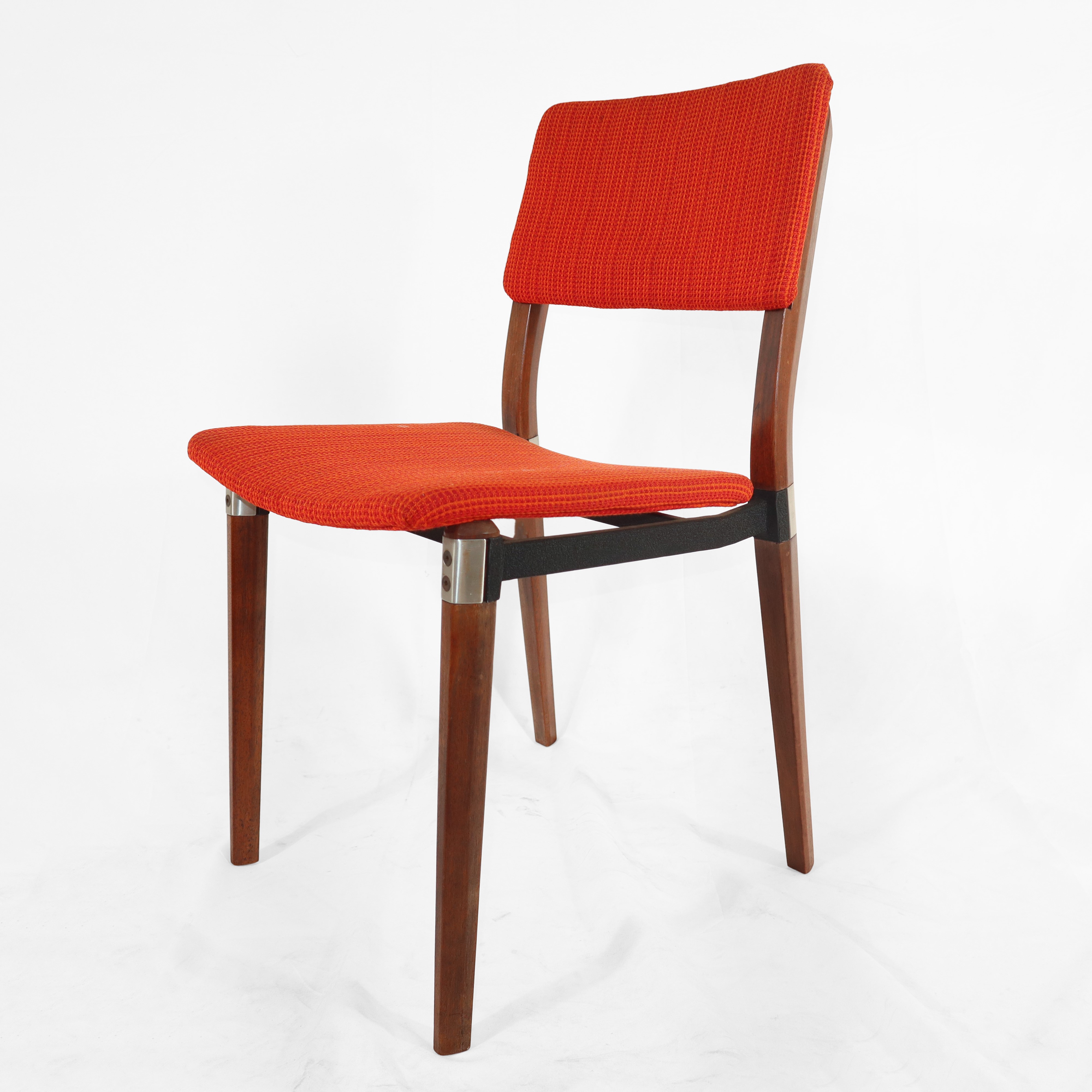 N°6 sedie modello S82 con struttura in legno particolari in alluminio e rivestimento in tessuto