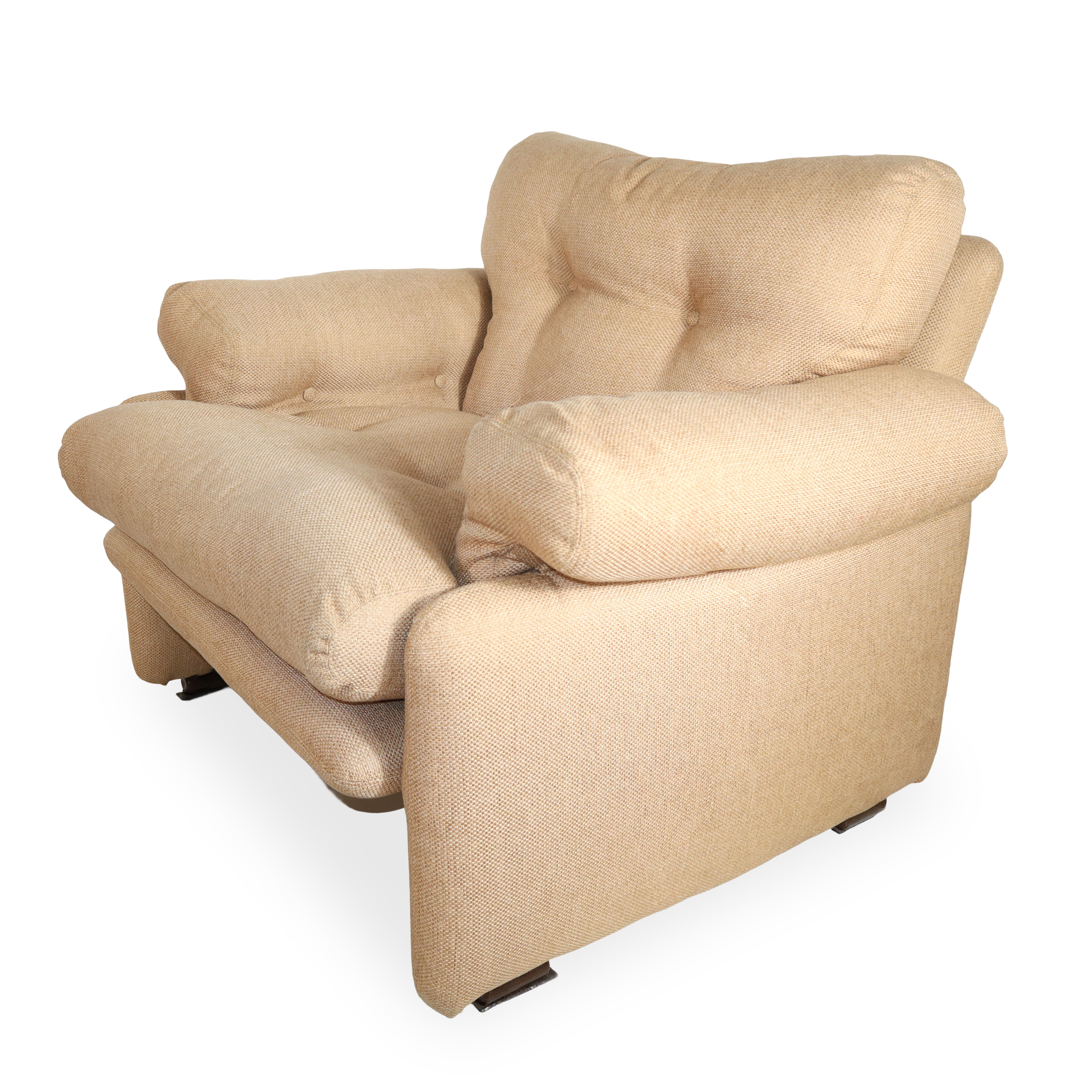 Coppia di poltrone con tappezzeria in seta avorio e poggiapiedi