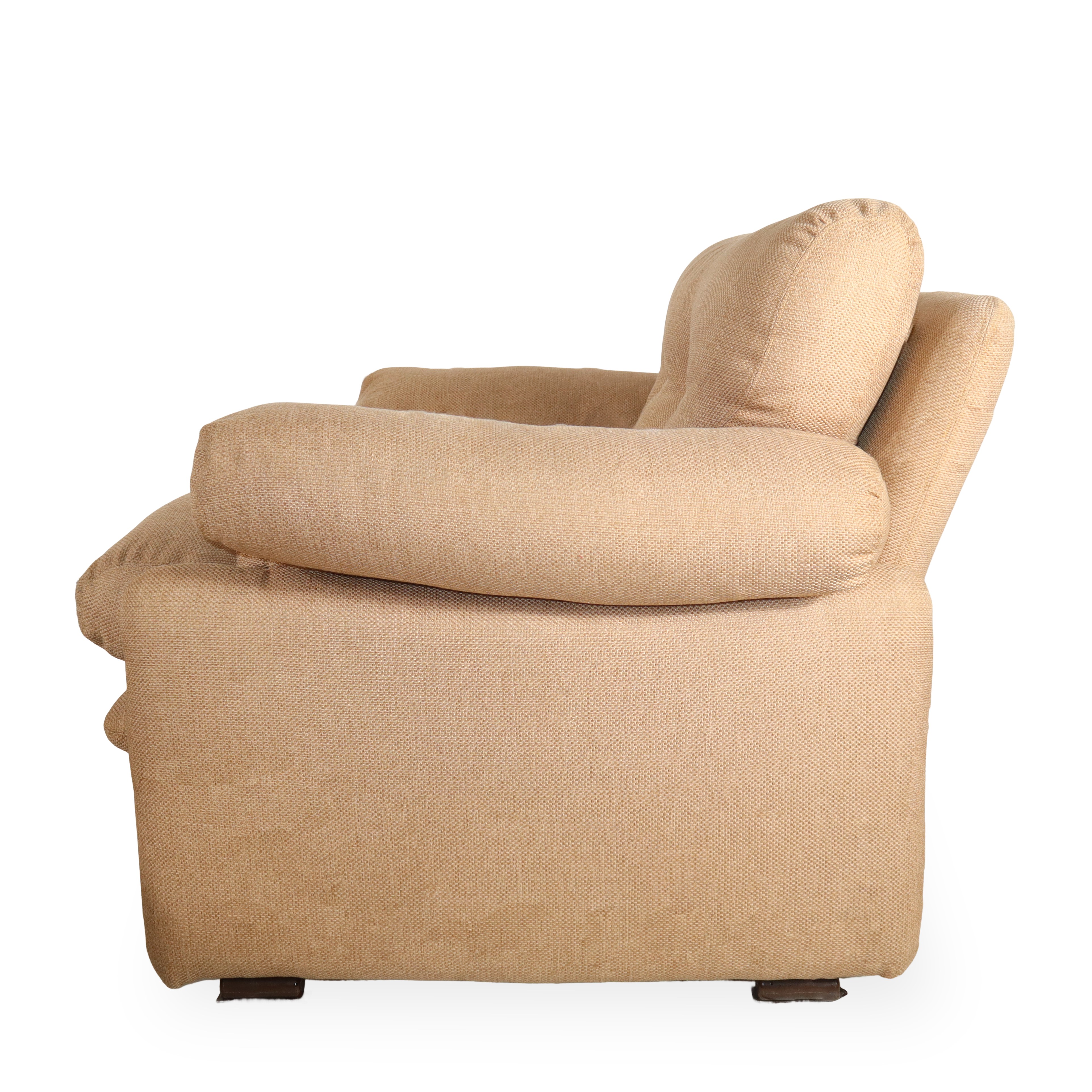 Coppia di poltrone con tappezzeria in seta avorio e poggiapiedi