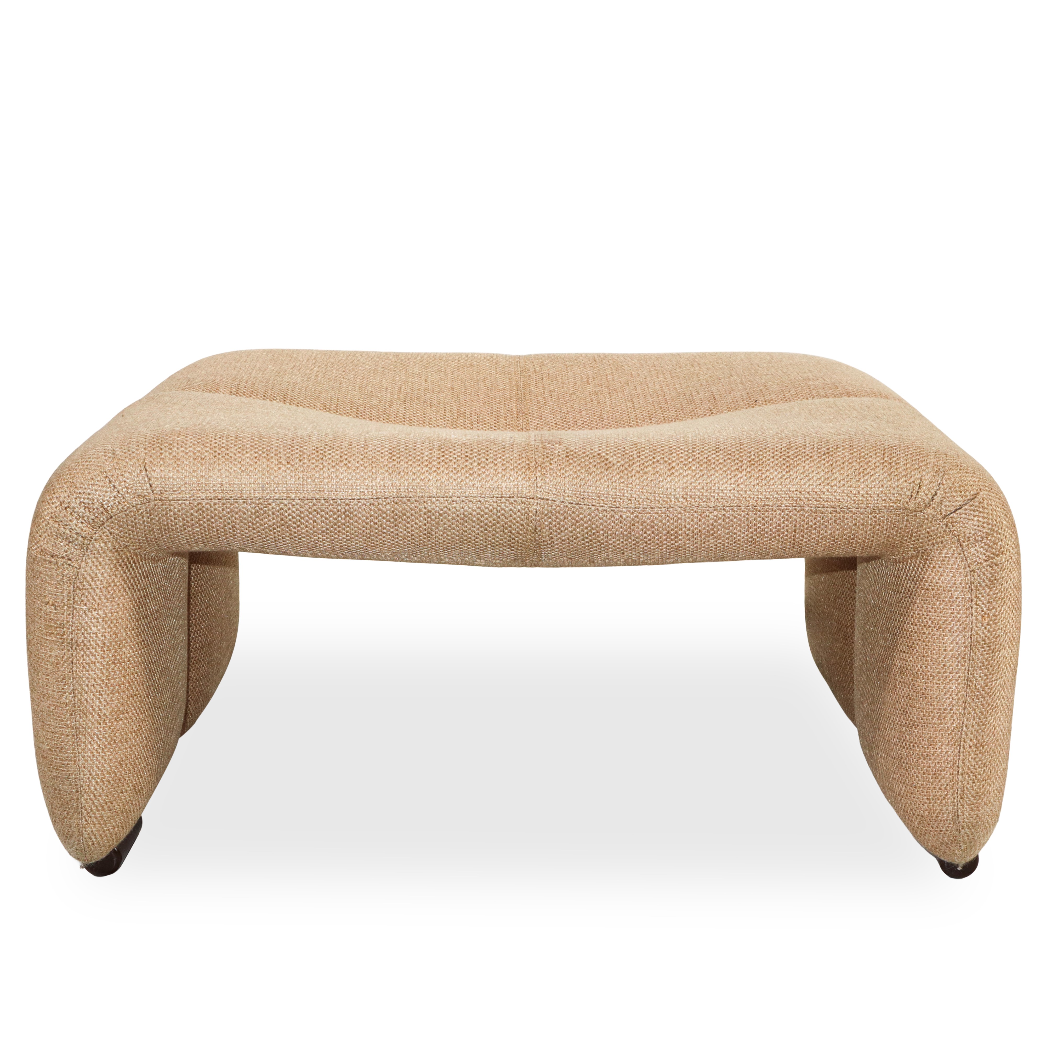 Coppia di poltrone con tappezzeria in seta avorio e poggiapiedi