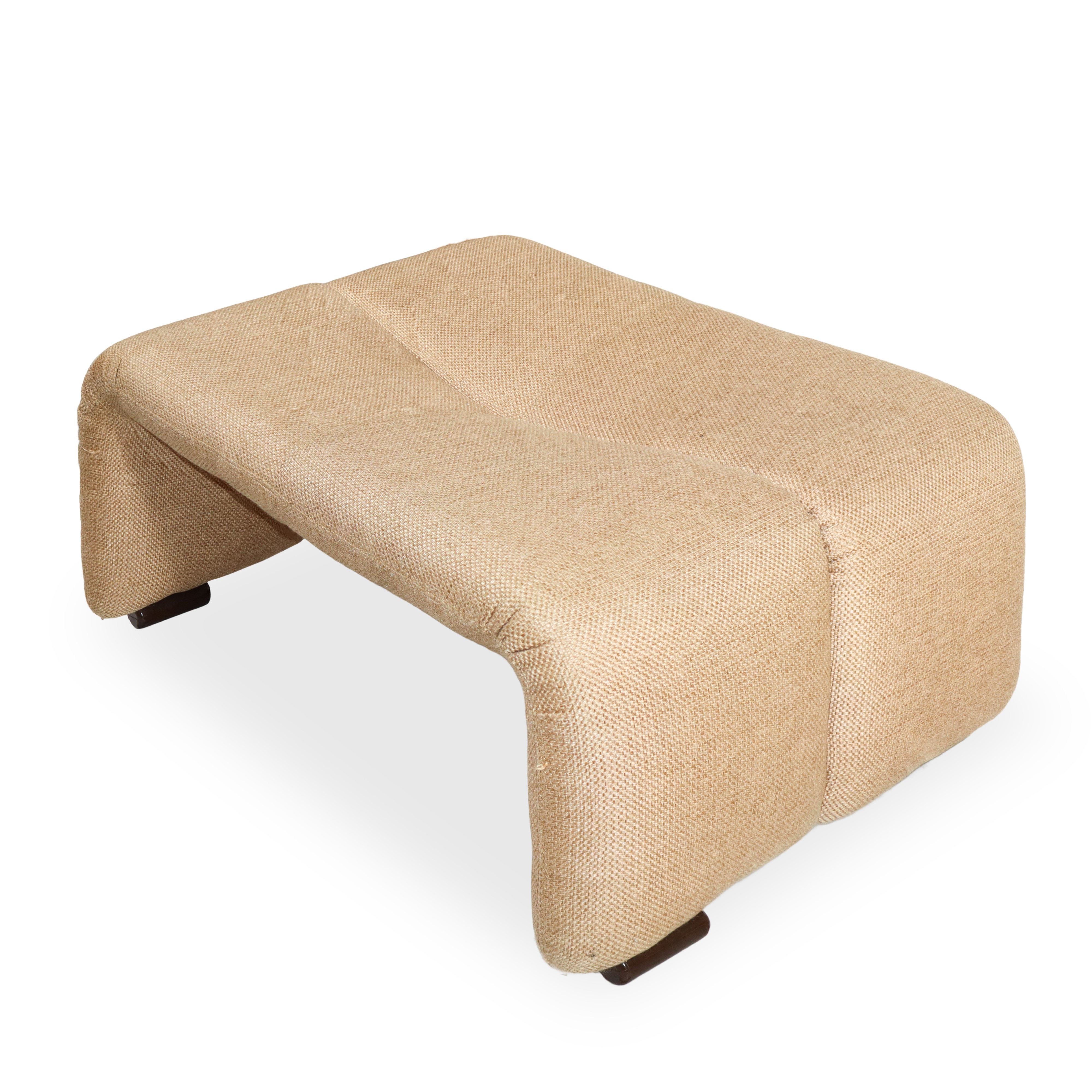 Coppia di poltrone con tappezzeria in seta avorio e poggiapiedi