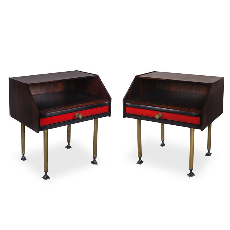 Coppia di comodini in legno di palissandro con riporti in tessuto rosso e pomelli e piedi in otto...