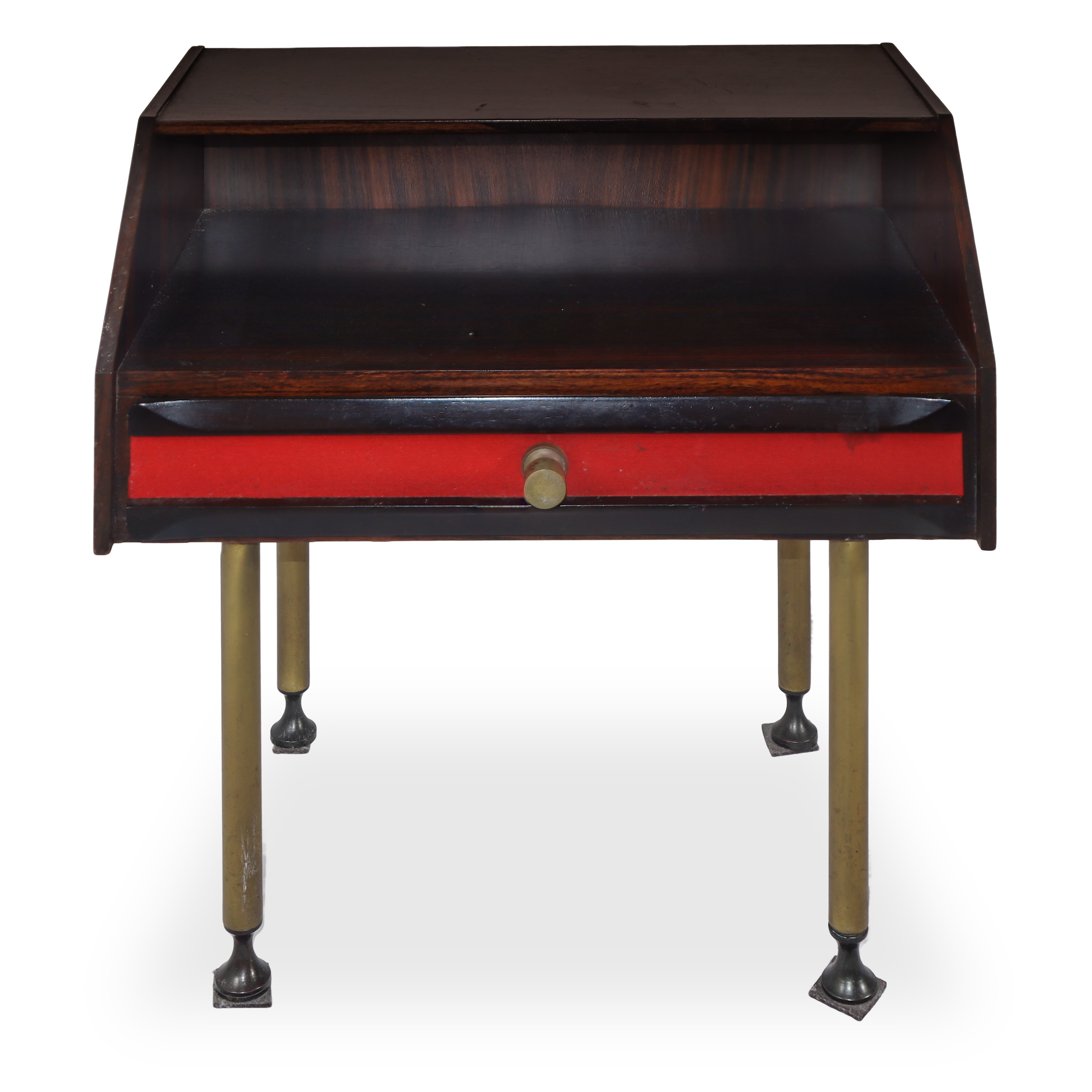 Coppia di comodini in legno di palissandro con riporti in tessuto rosso e pomelli e piedi in otto...