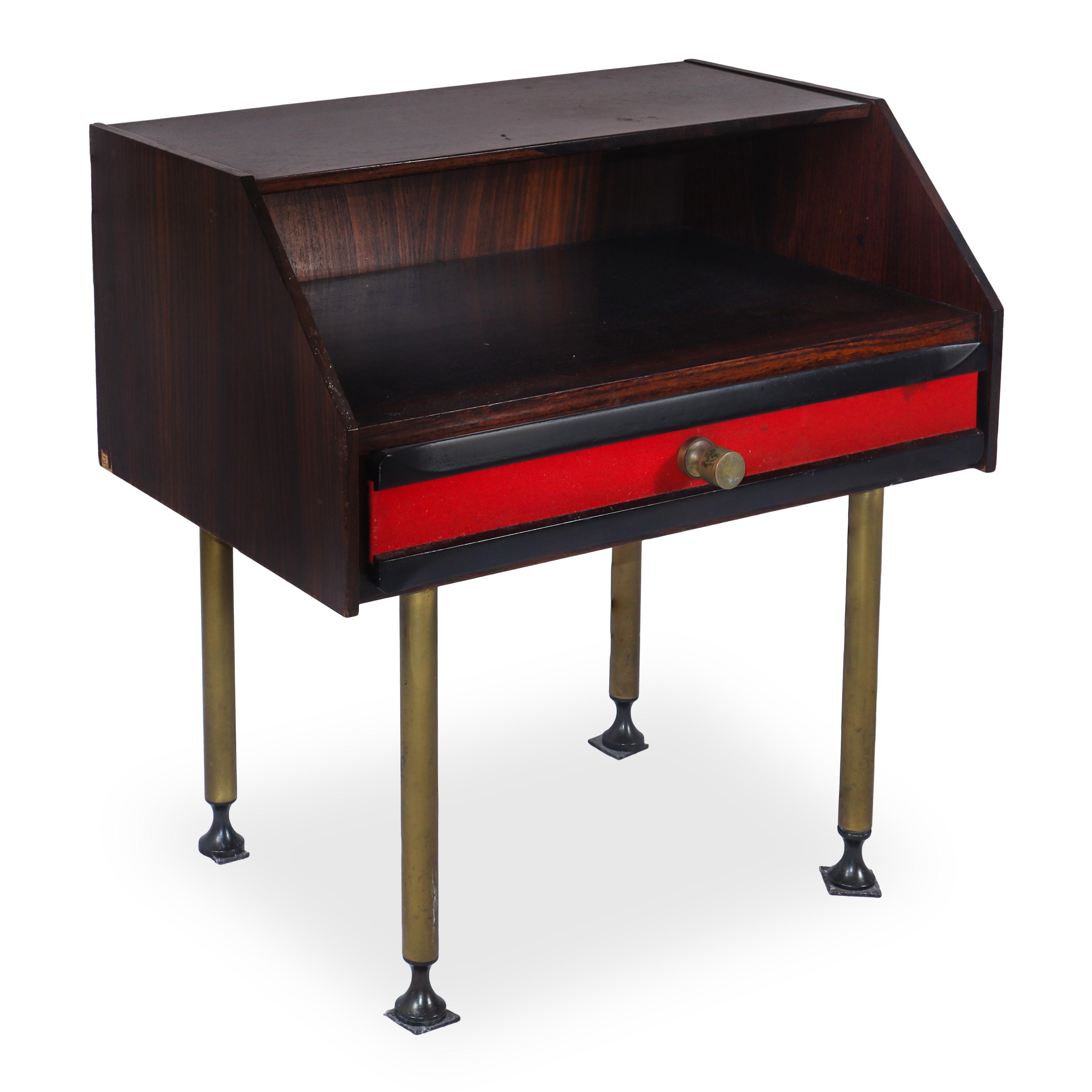 Coppia di comodini in legno di palissandro con riporti in tessuto rosso e pomelli e piedi in otto...