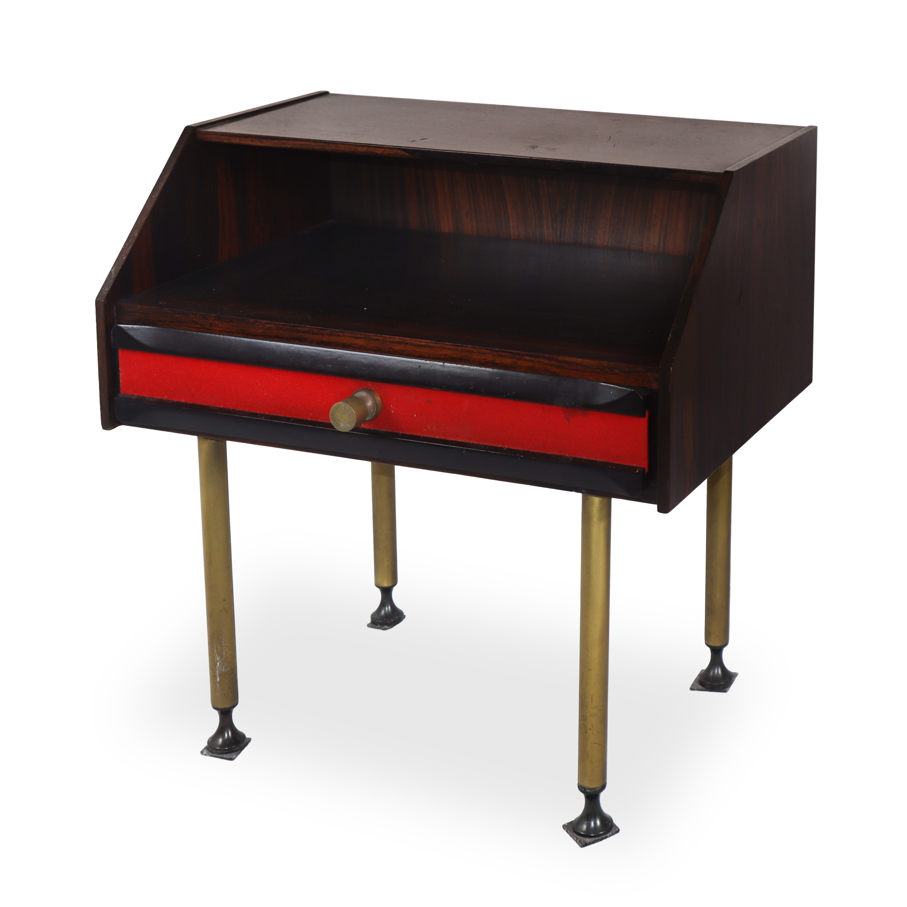 Coppia di comodini in legno di palissandro con riporti in tessuto rosso e pomelli e piedi in otto...